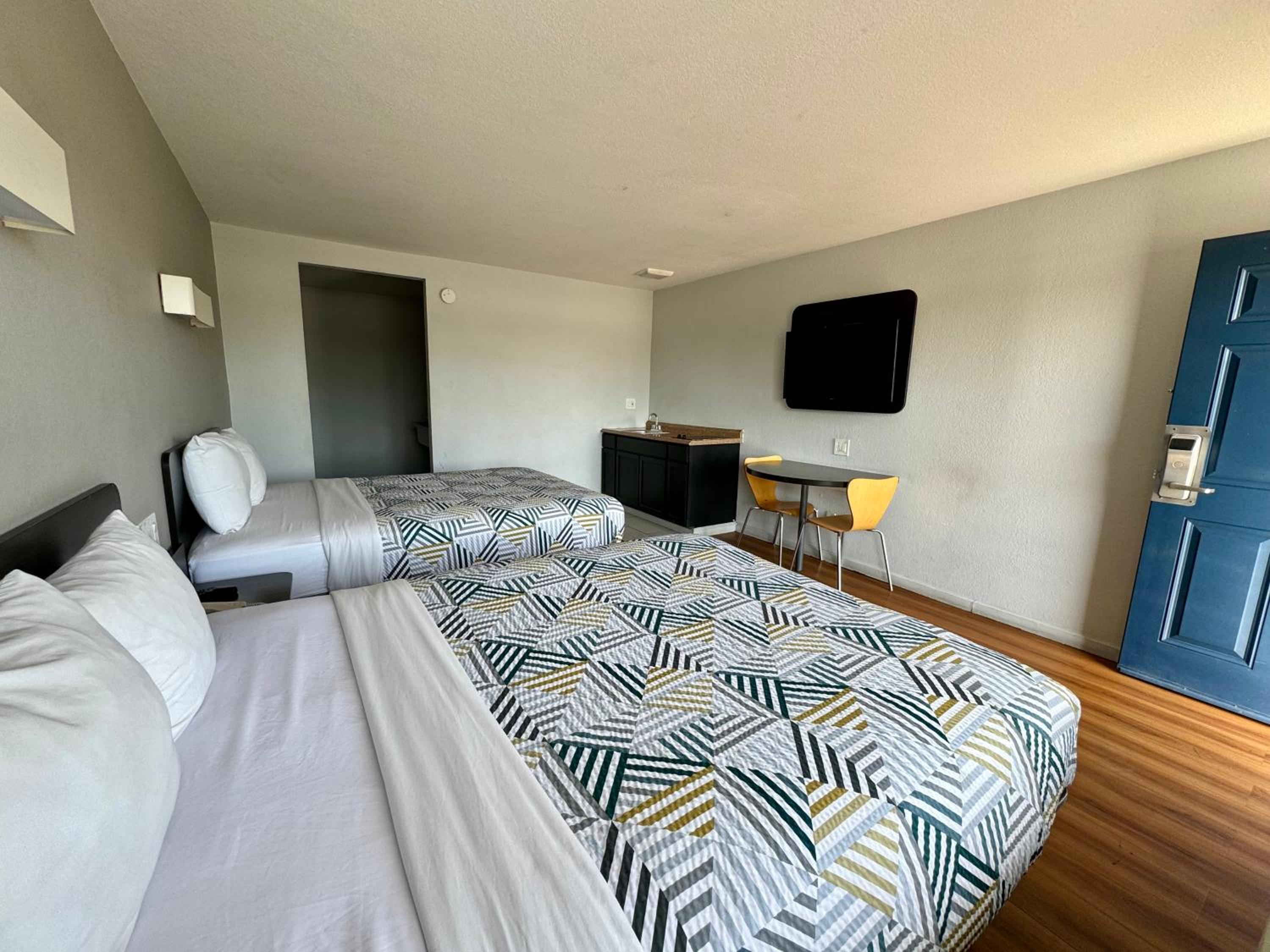 Deluxe Queen Room with Two Queen Beds - Photo 2
