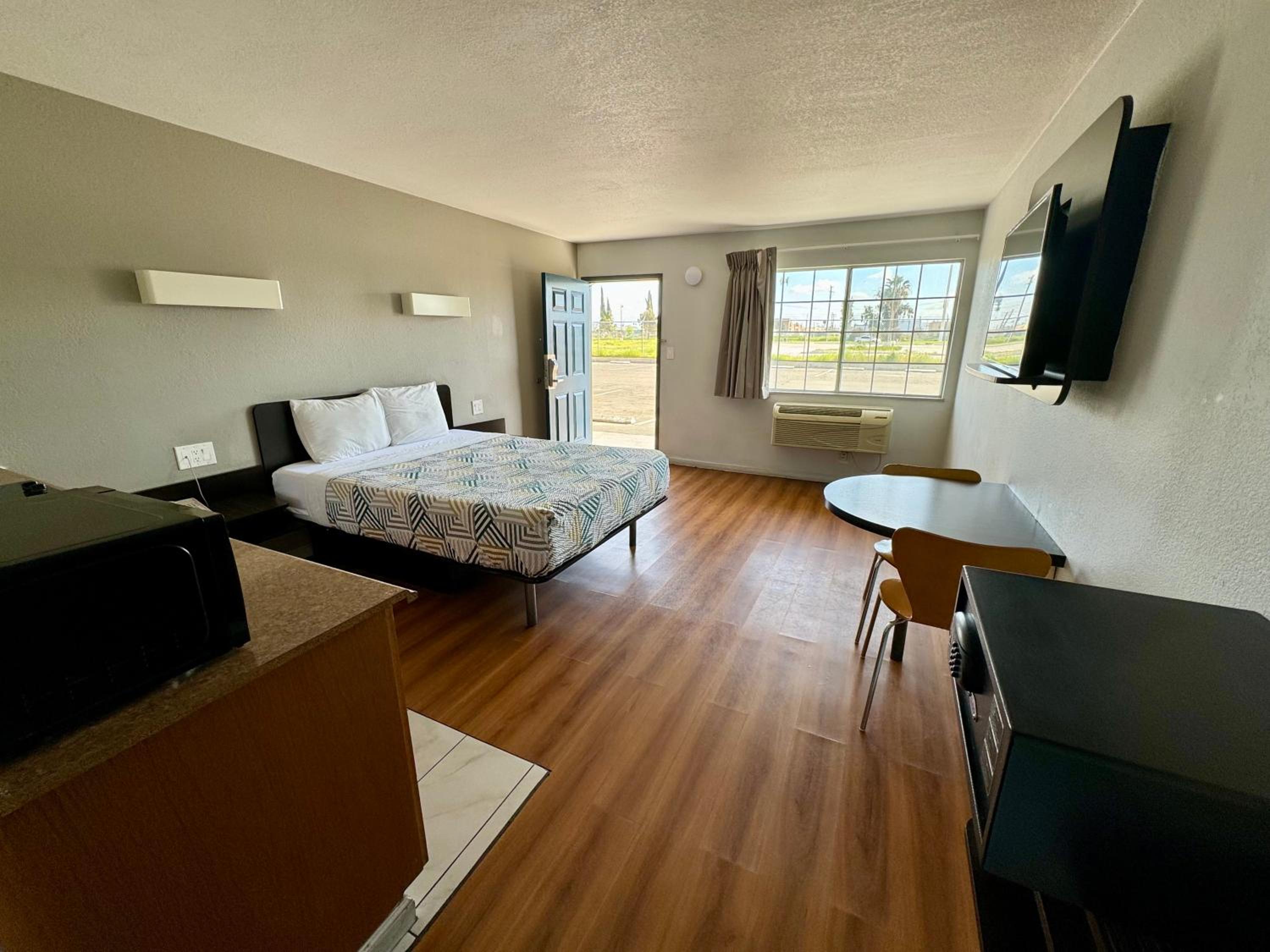 Deluxe Queen Room - Photo 8