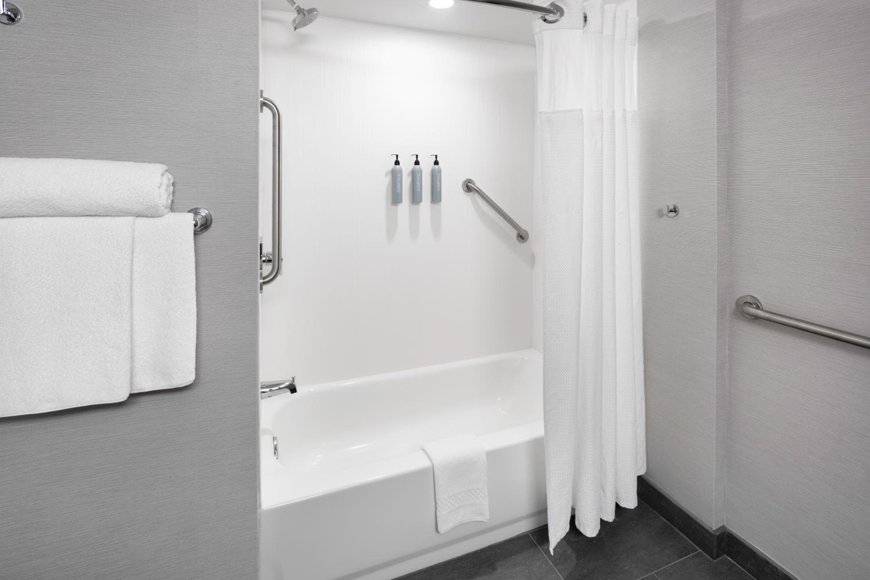 King Room with Sofa Bed and Adapted Tub - Mobility Accessible - Photo 7