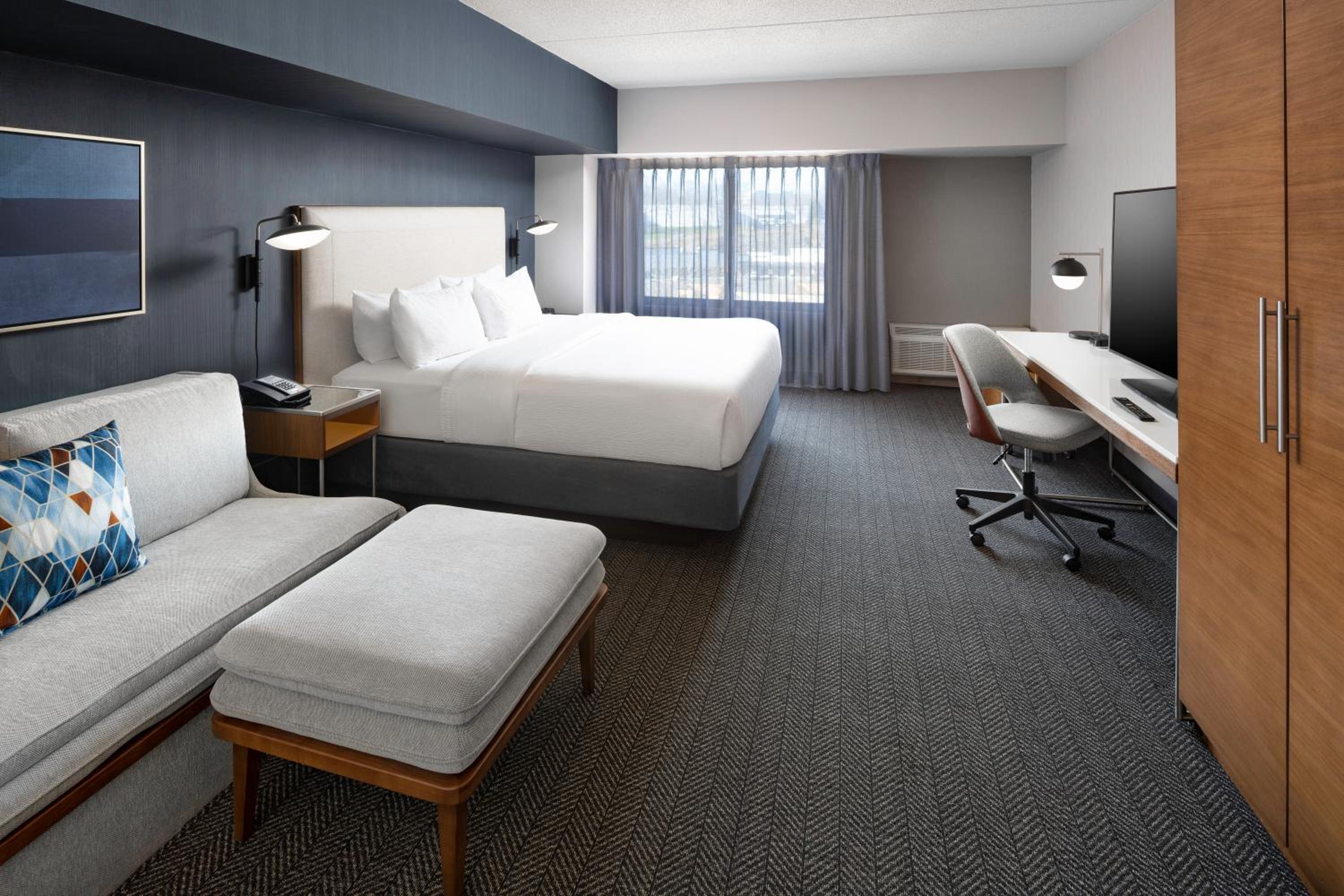 King Room with Sofa Bed - Photo 1