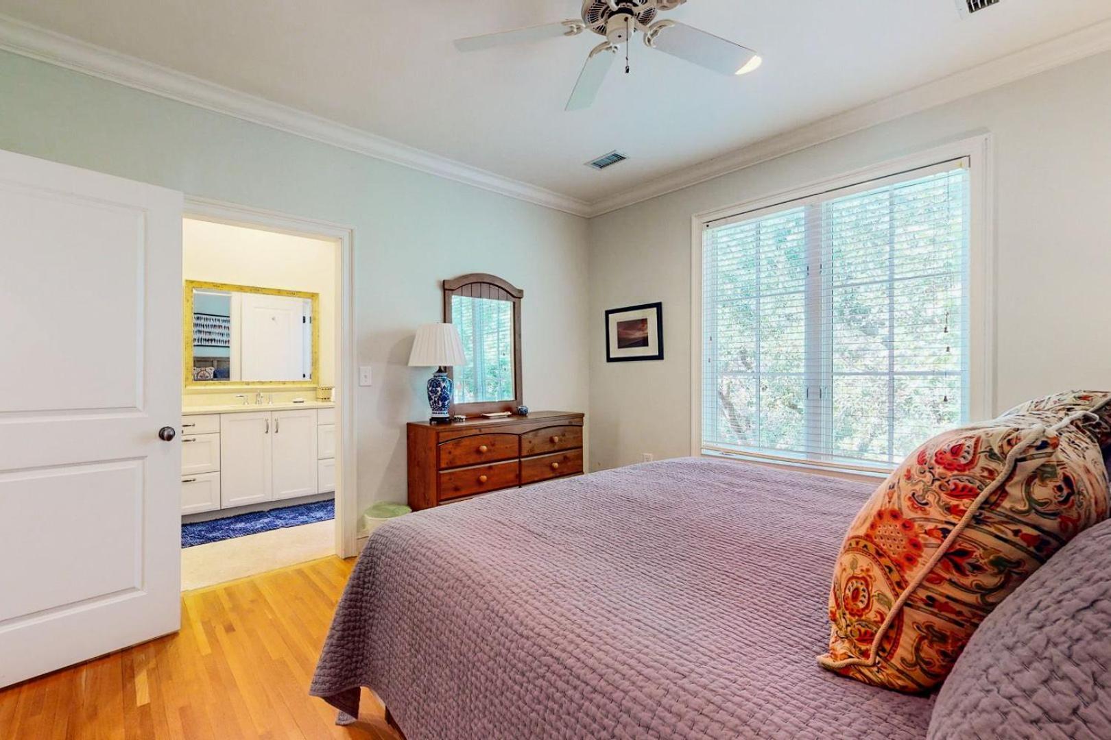 Six-Bedroom House photo 1