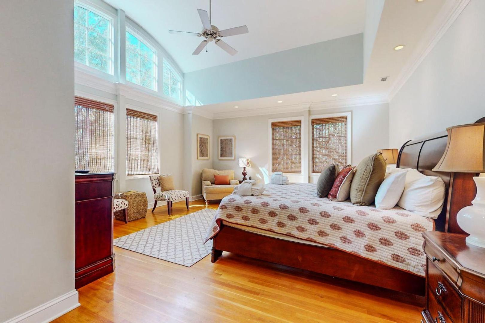 Six-Bedroom House photo 2
