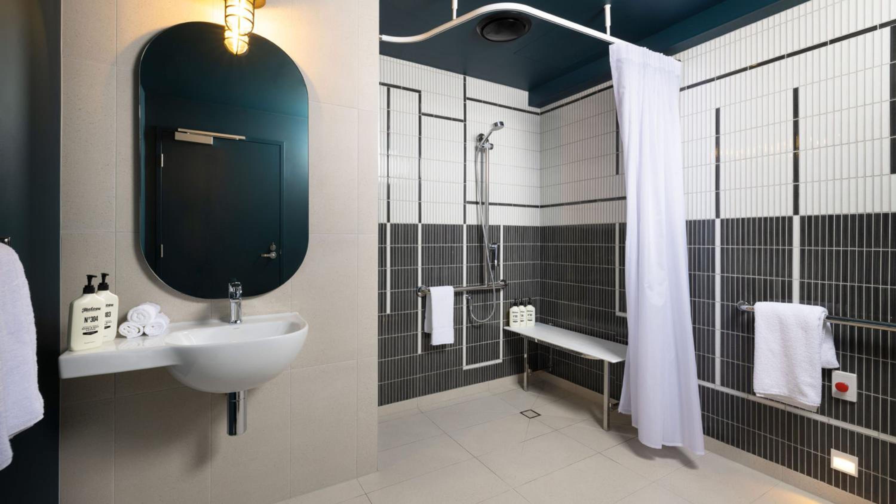 Standard Queen Room - Accessible - Photo 6
