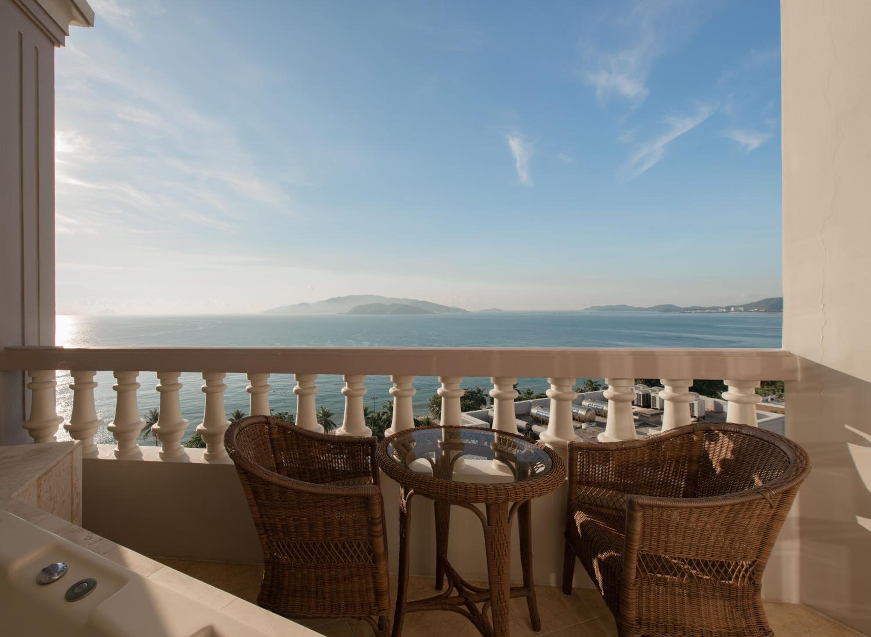 Executive Suite Ocean King | Outdoor & Indoor Jacuzzis - Photo 9