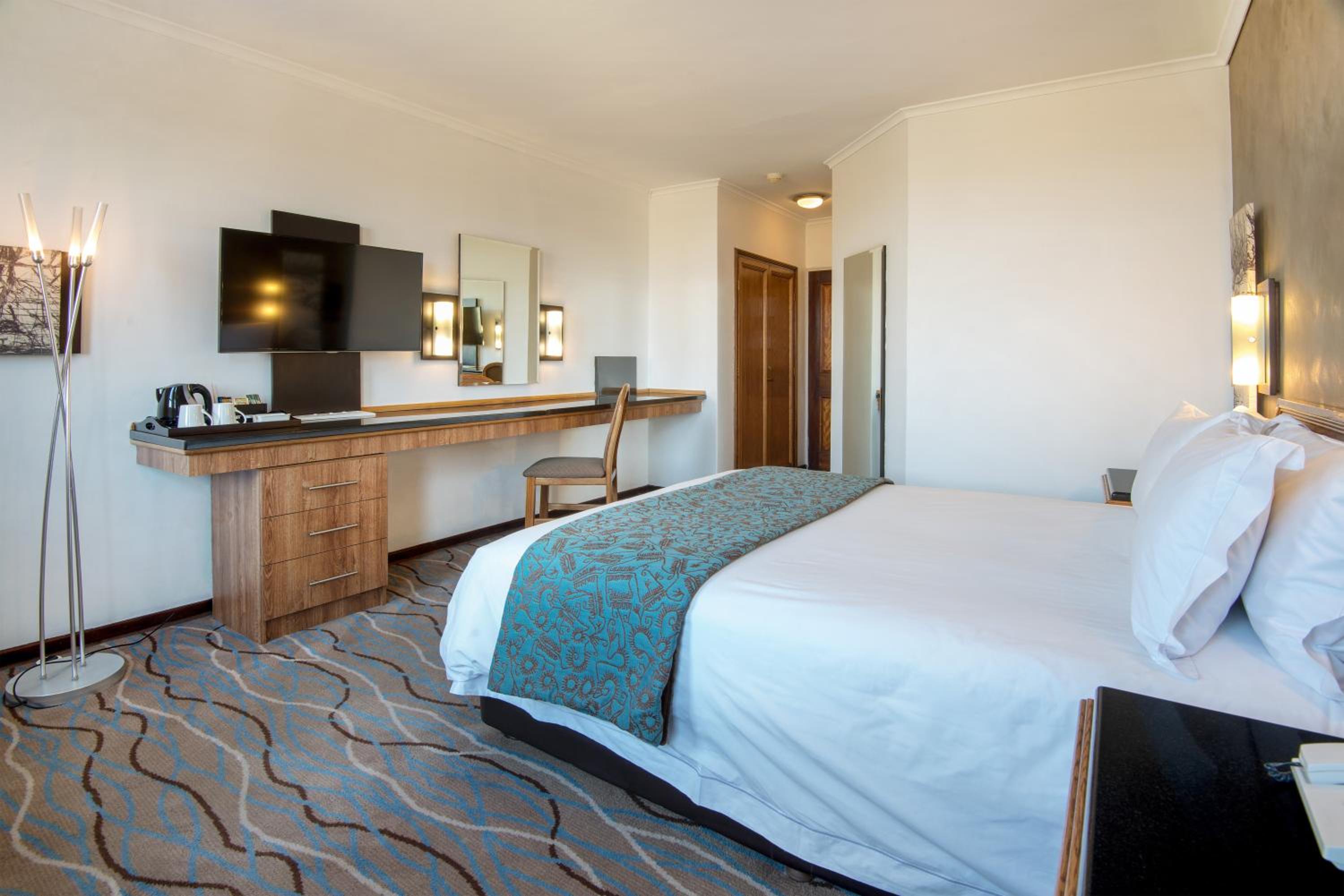 Standard Queen Room - Photo 8