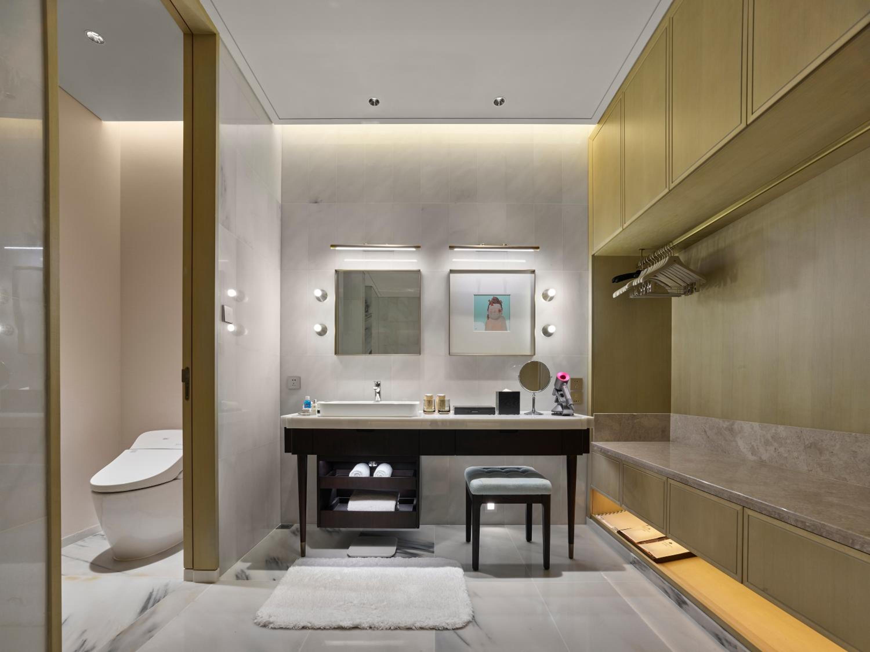 Queen Room with City View photo 2