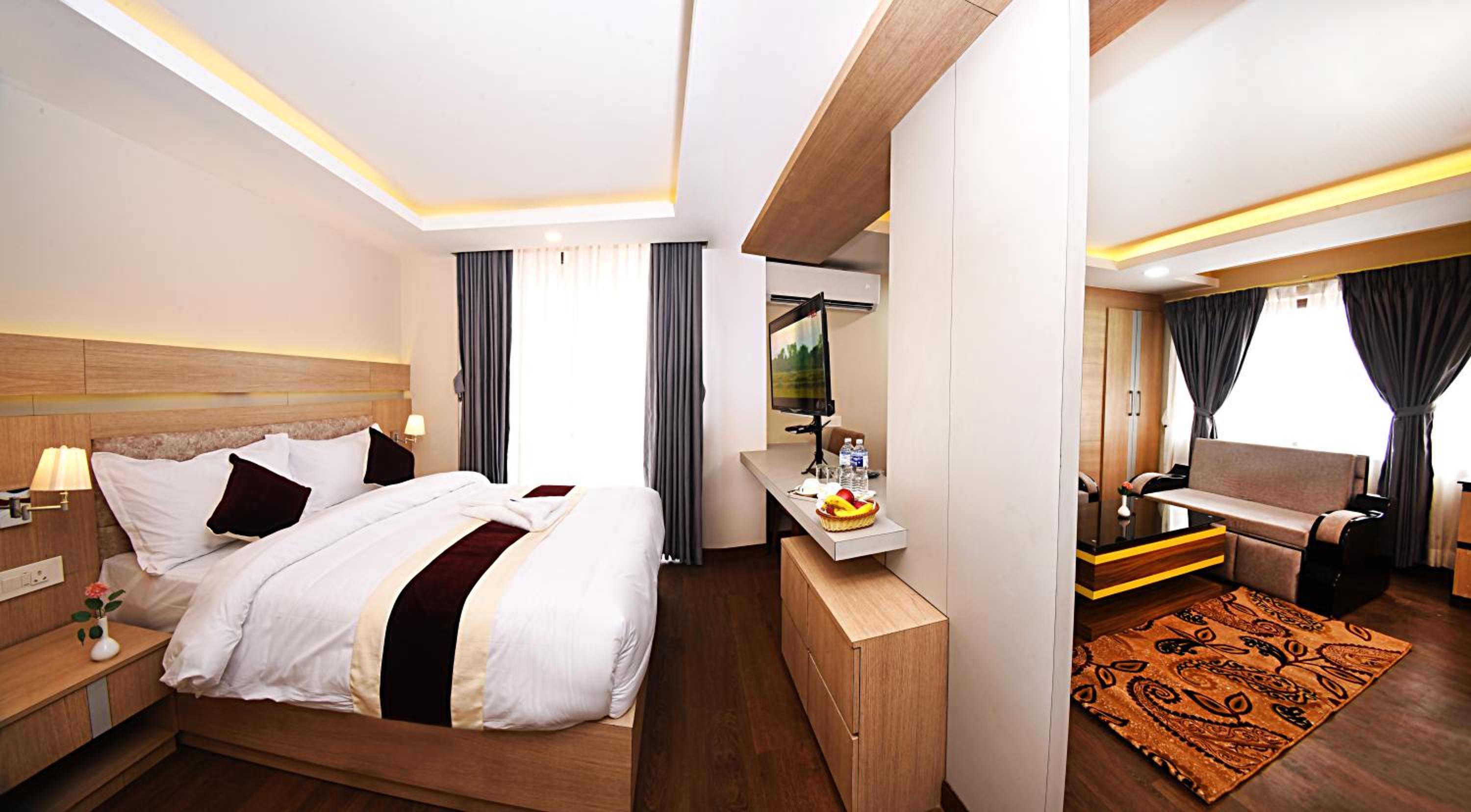 Executive Suite - Photo 5