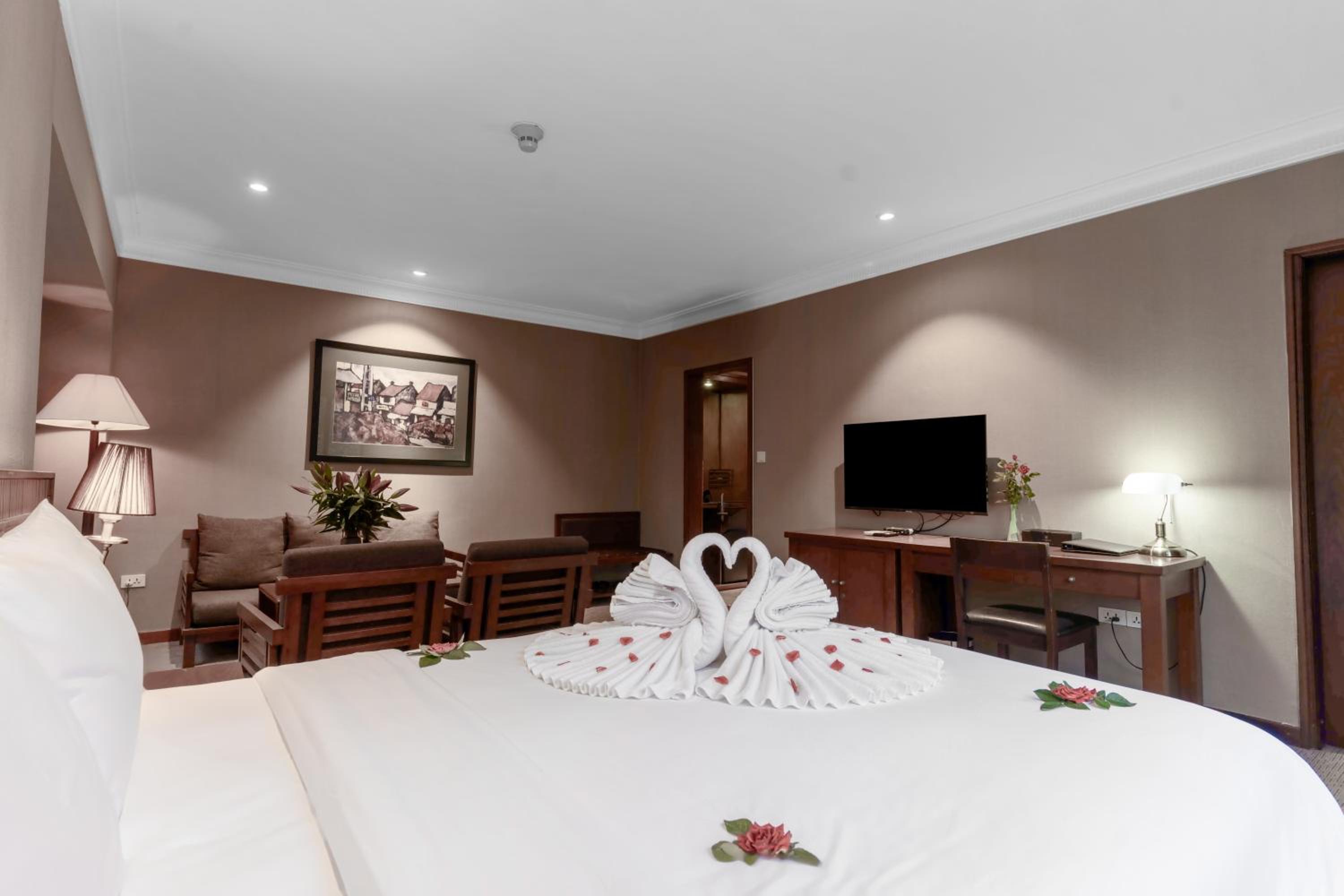 Junior Suite with Park View thumbnail 6