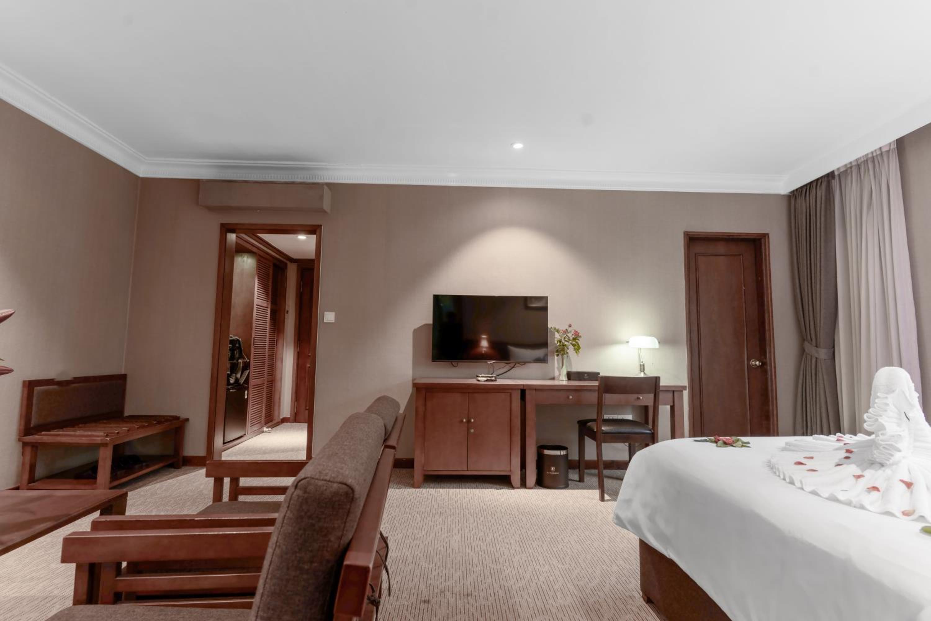 Junior Suite with Park View thumbnail 5