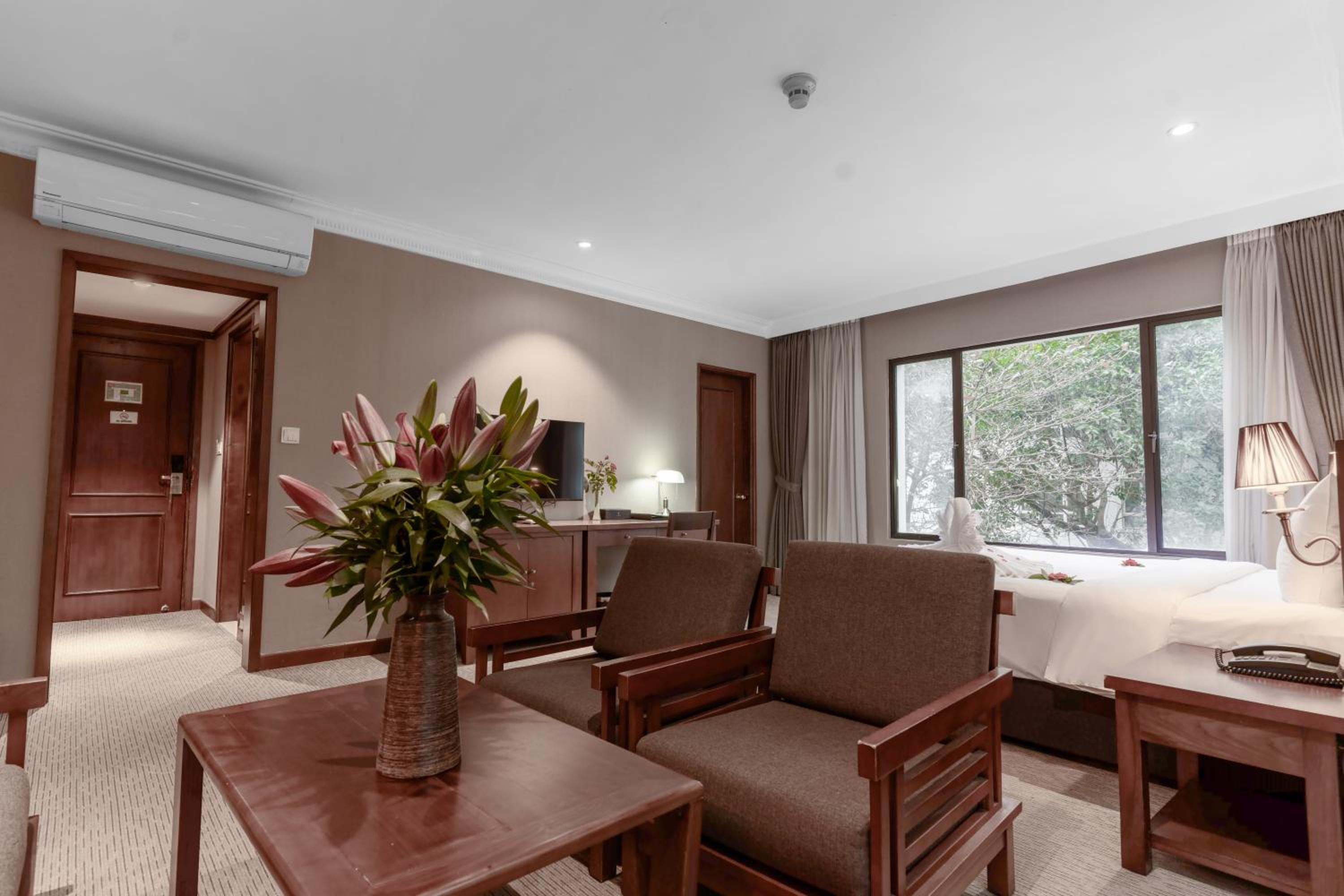 Junior Suite with Park View thumbnail 6