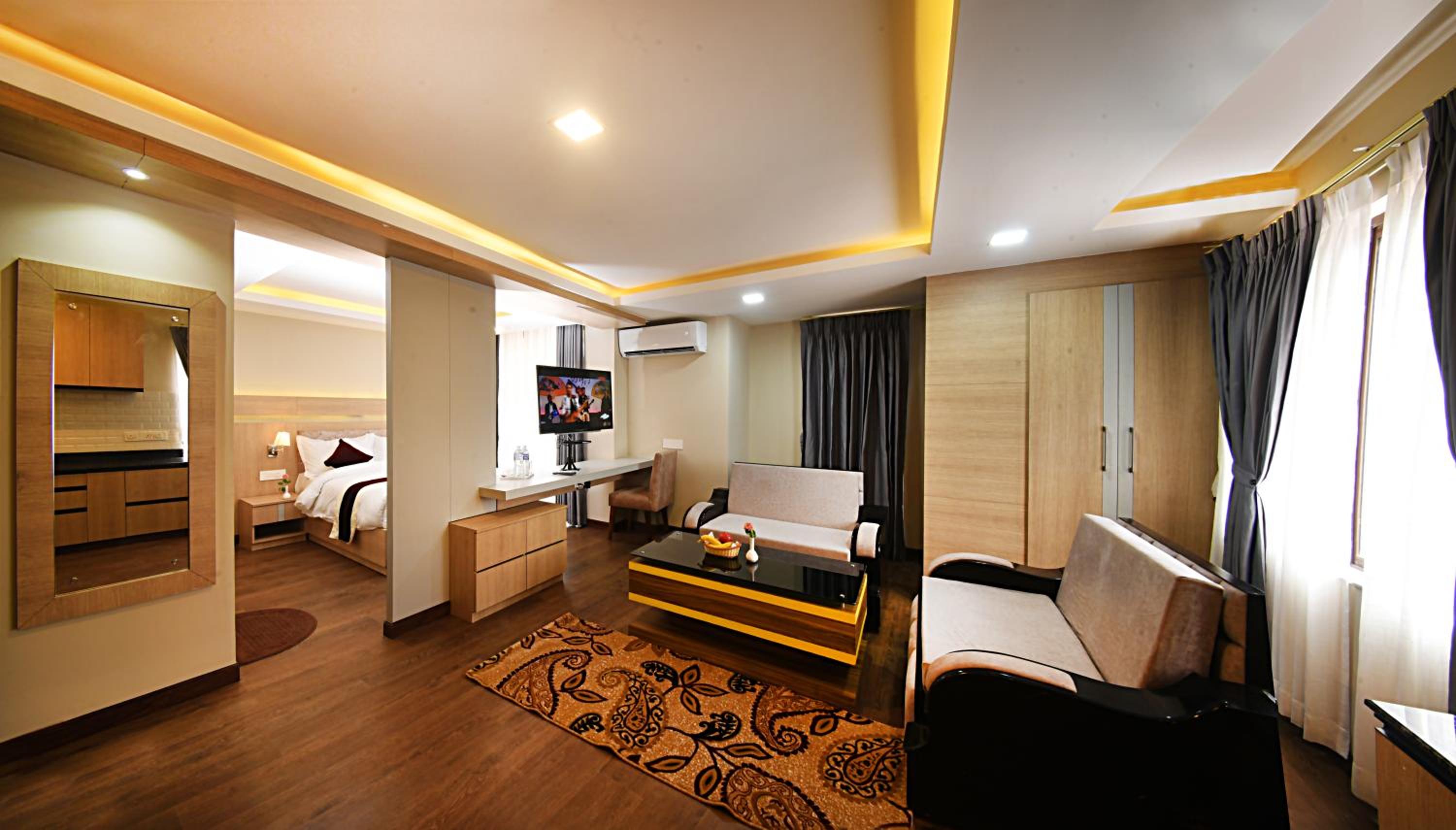 Executive Suite - Photo 9