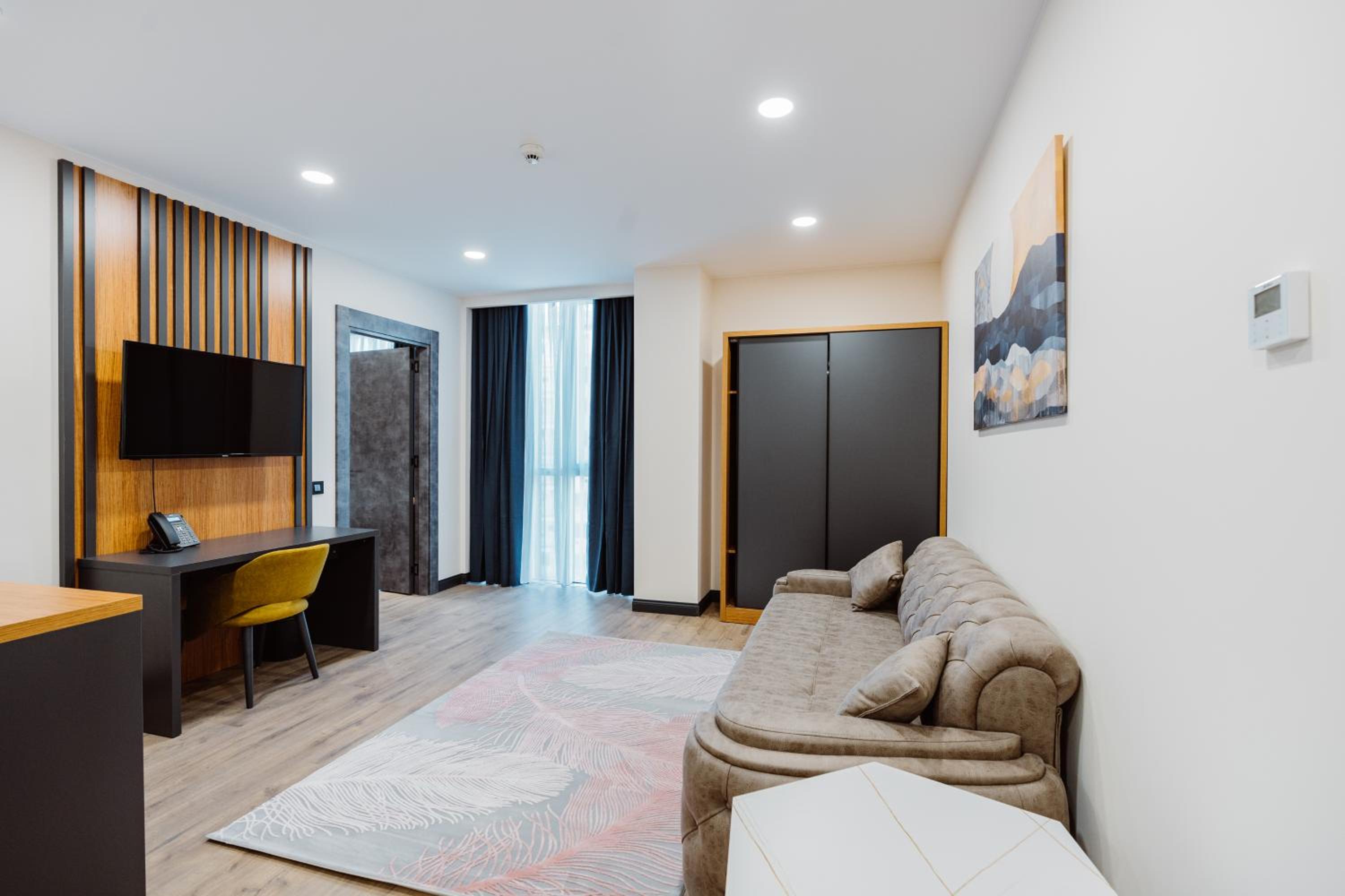 Suite - Photo 2