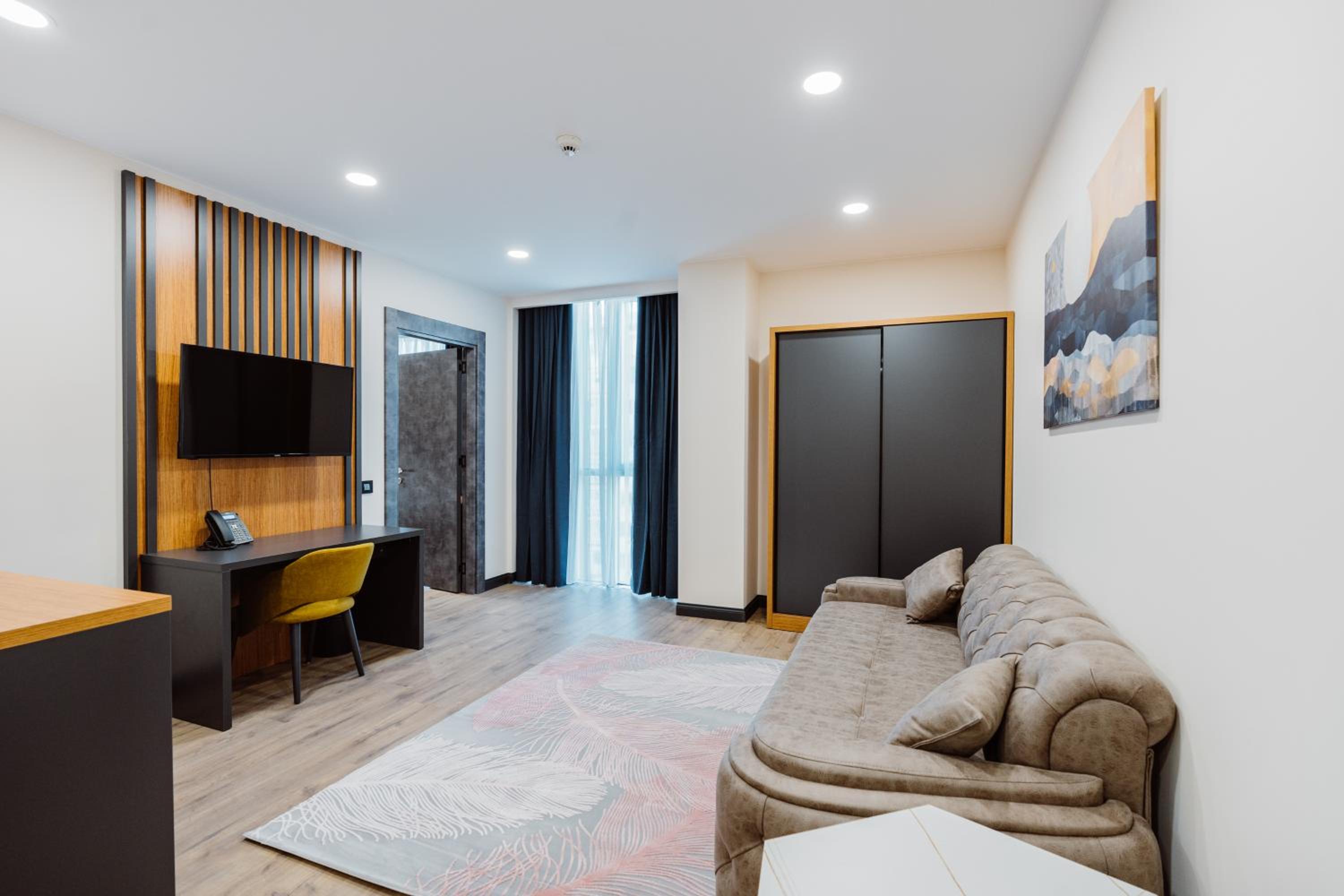 Suite - Photo 3