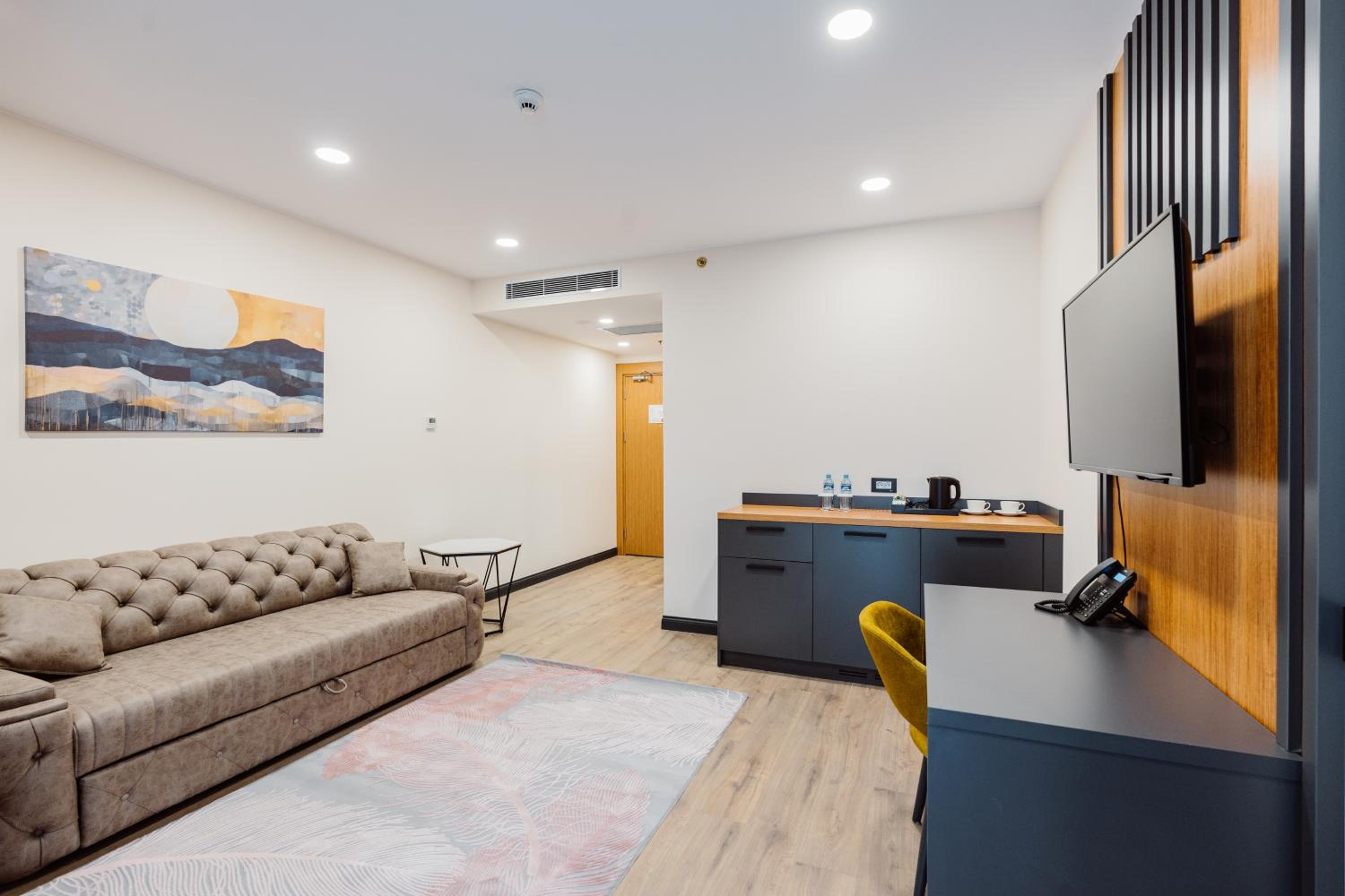 Suite - Photo 1