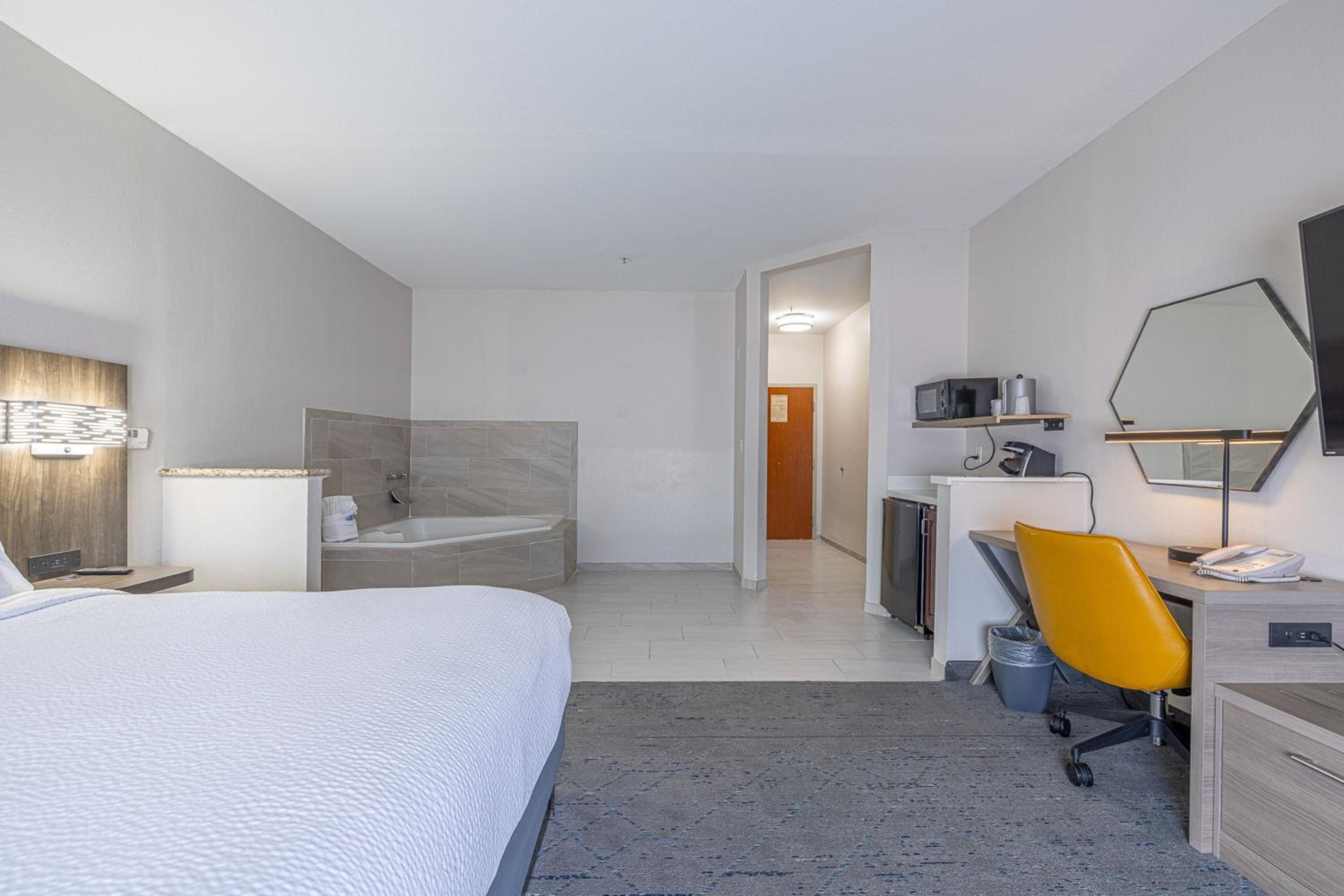 One-Bedroom Suite with Jetted Tub - Mobility and Communications Access - Photo 2