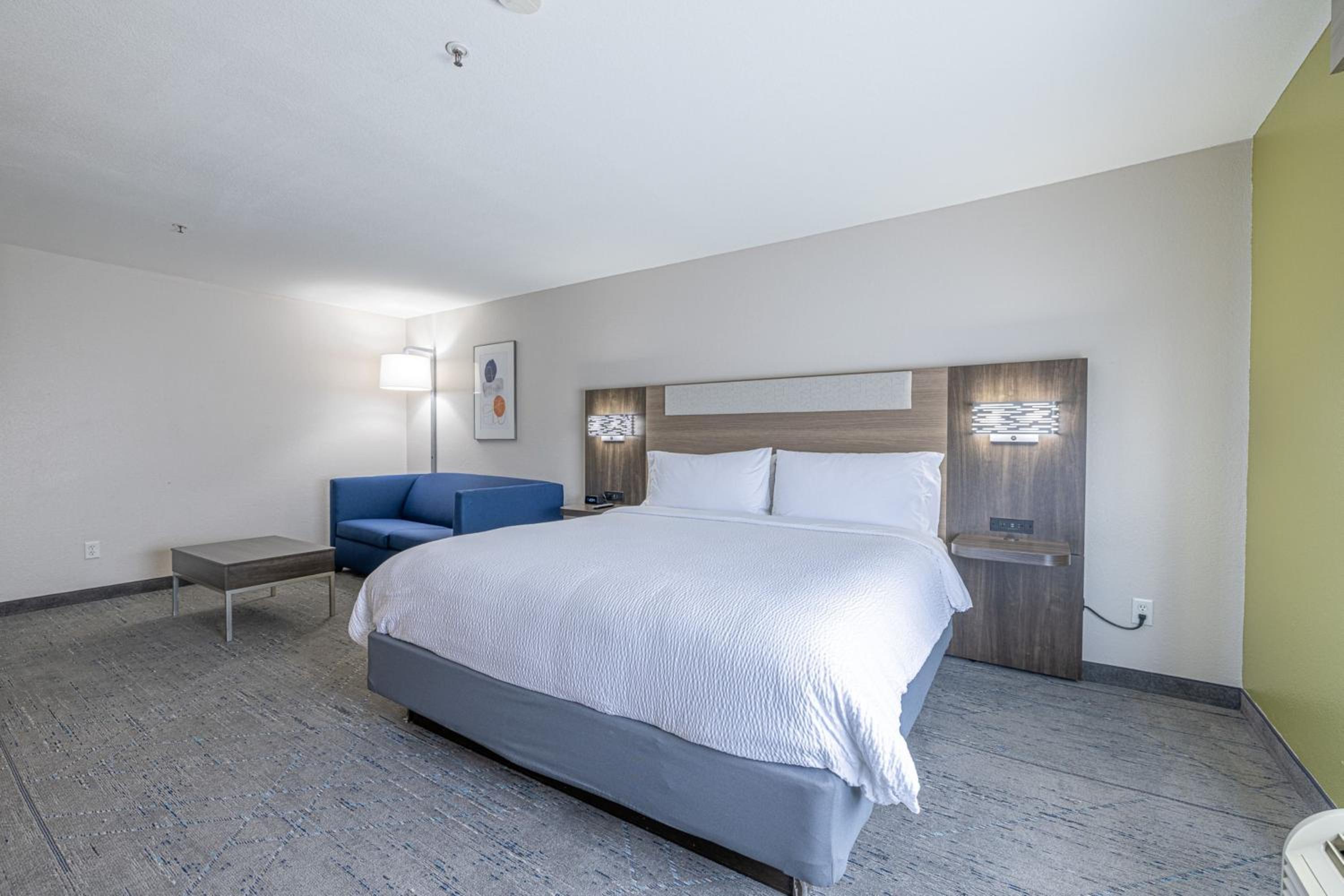 One-Bedroom Suite with Sofa Bed - Photo 4