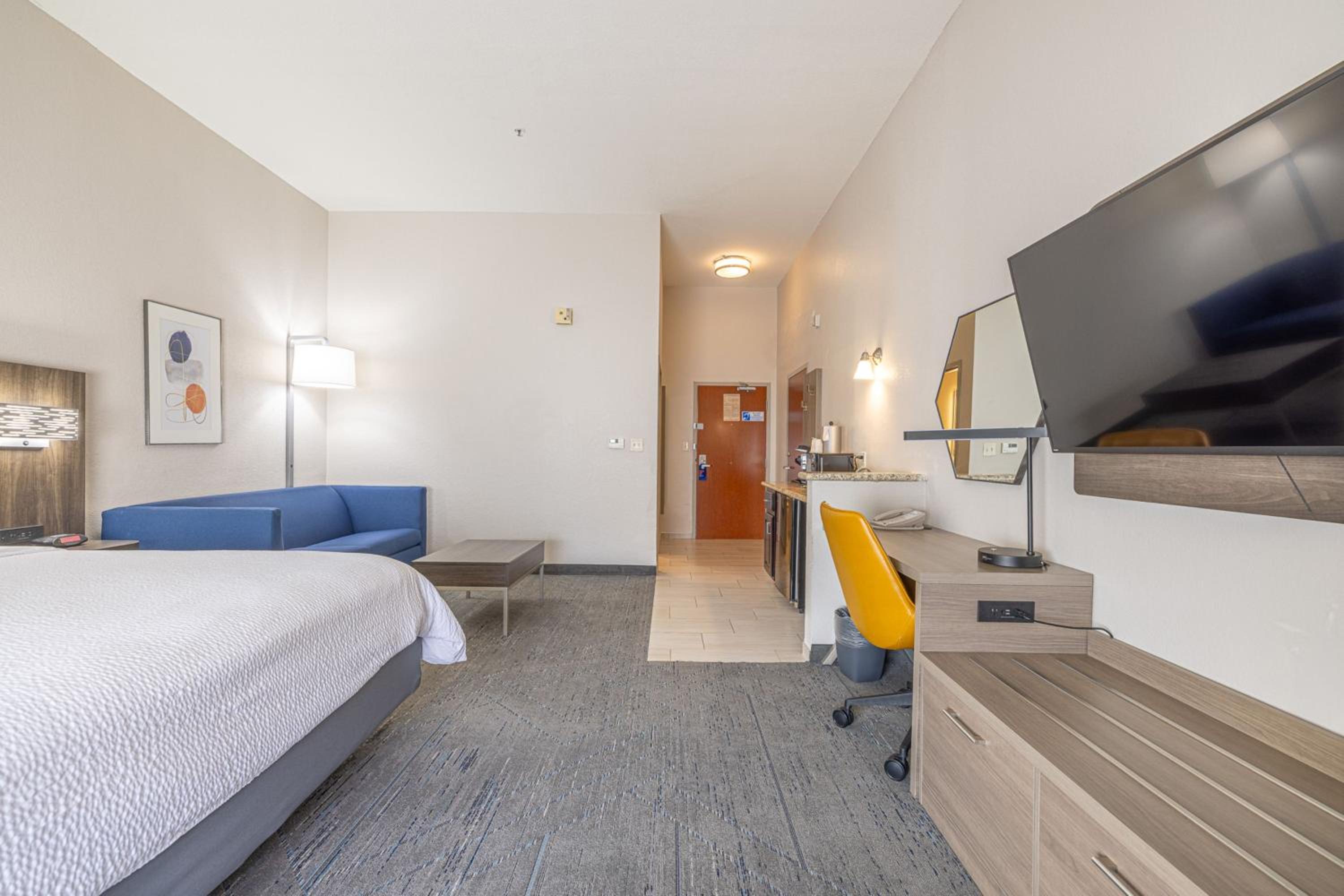 One-Bedroom Suite with Sofa Bed - Photo 5