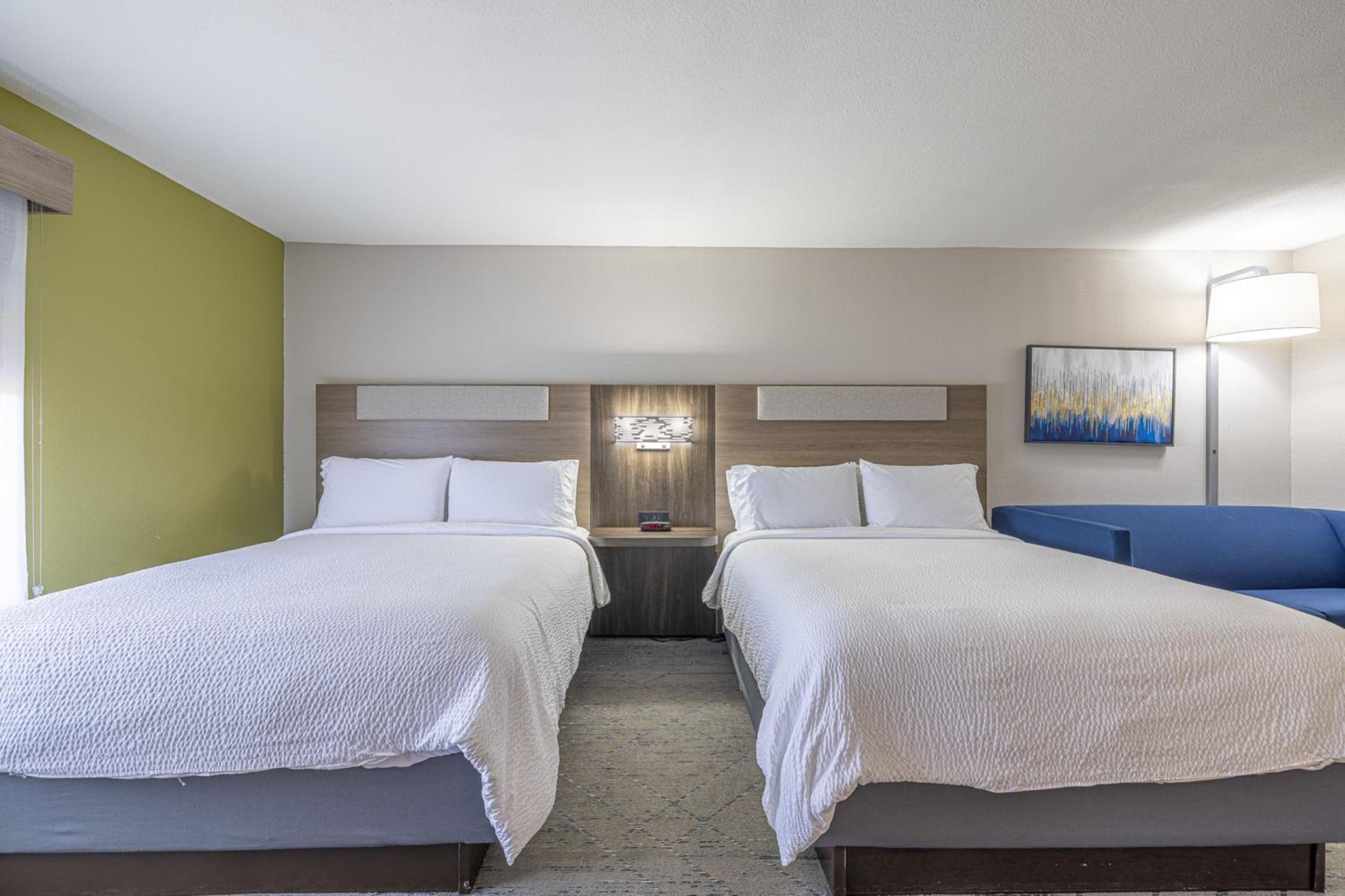 Queen Suite with Sofa Bed - Photo 2