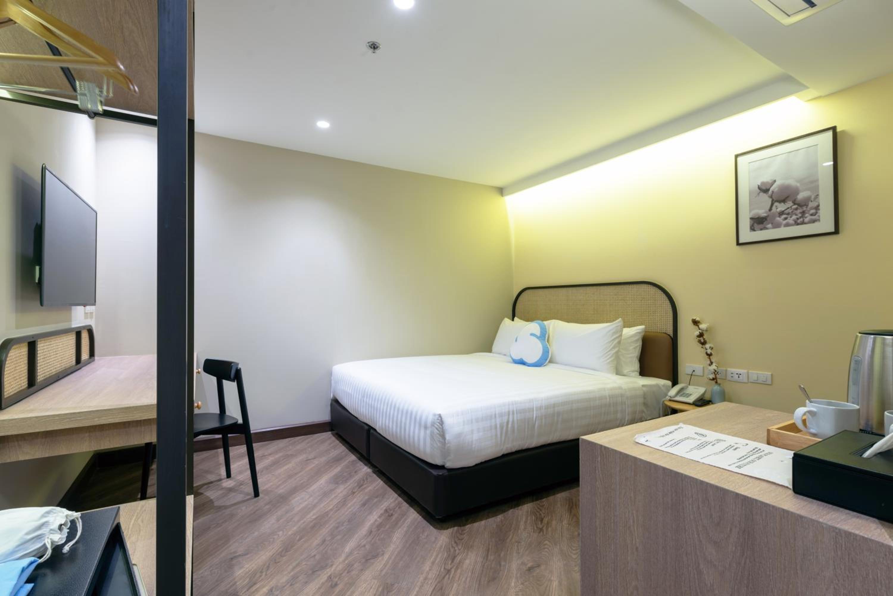 Double or Twin Room - No Window photo 2
