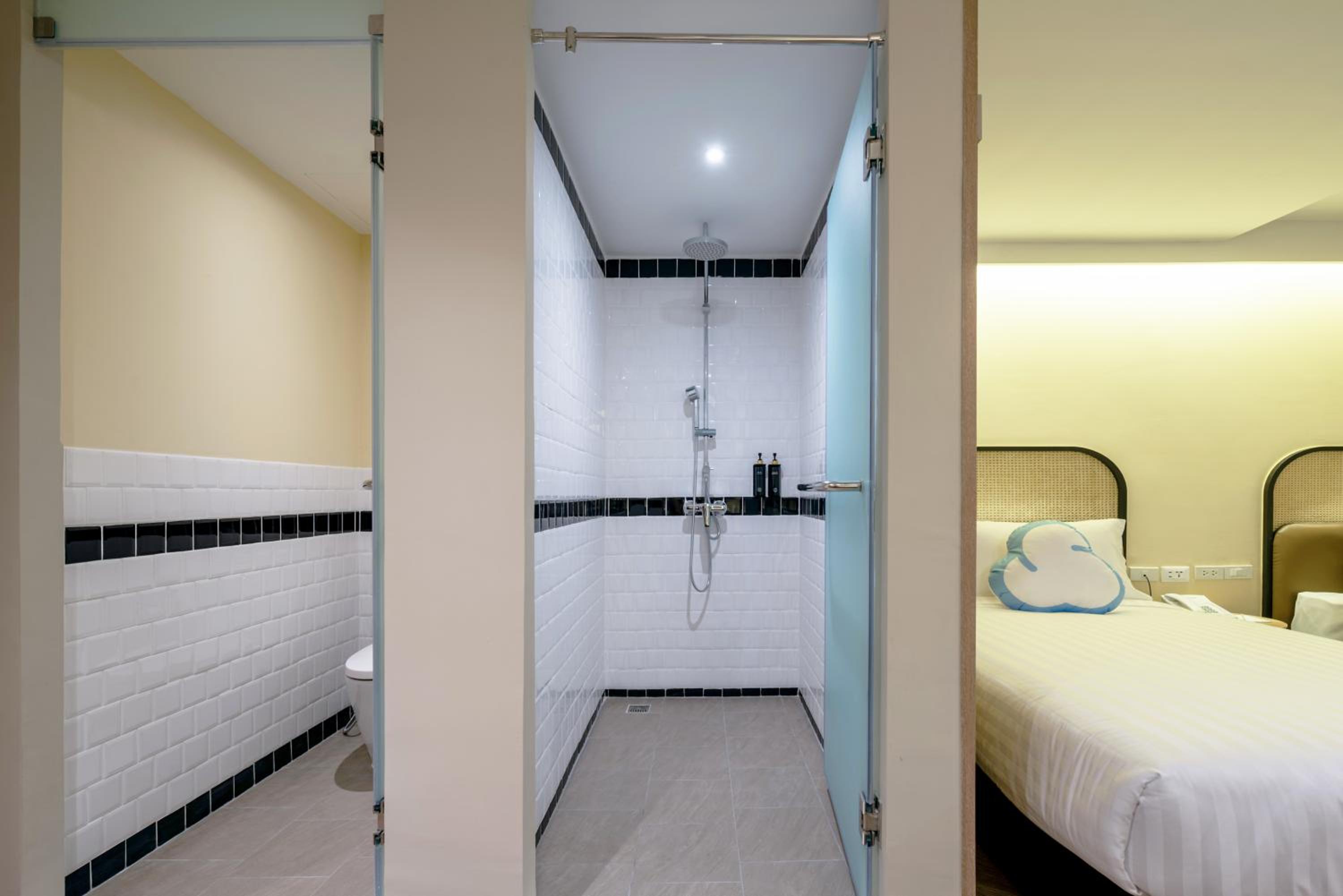 Double or Twin Room - No Window photo 2
