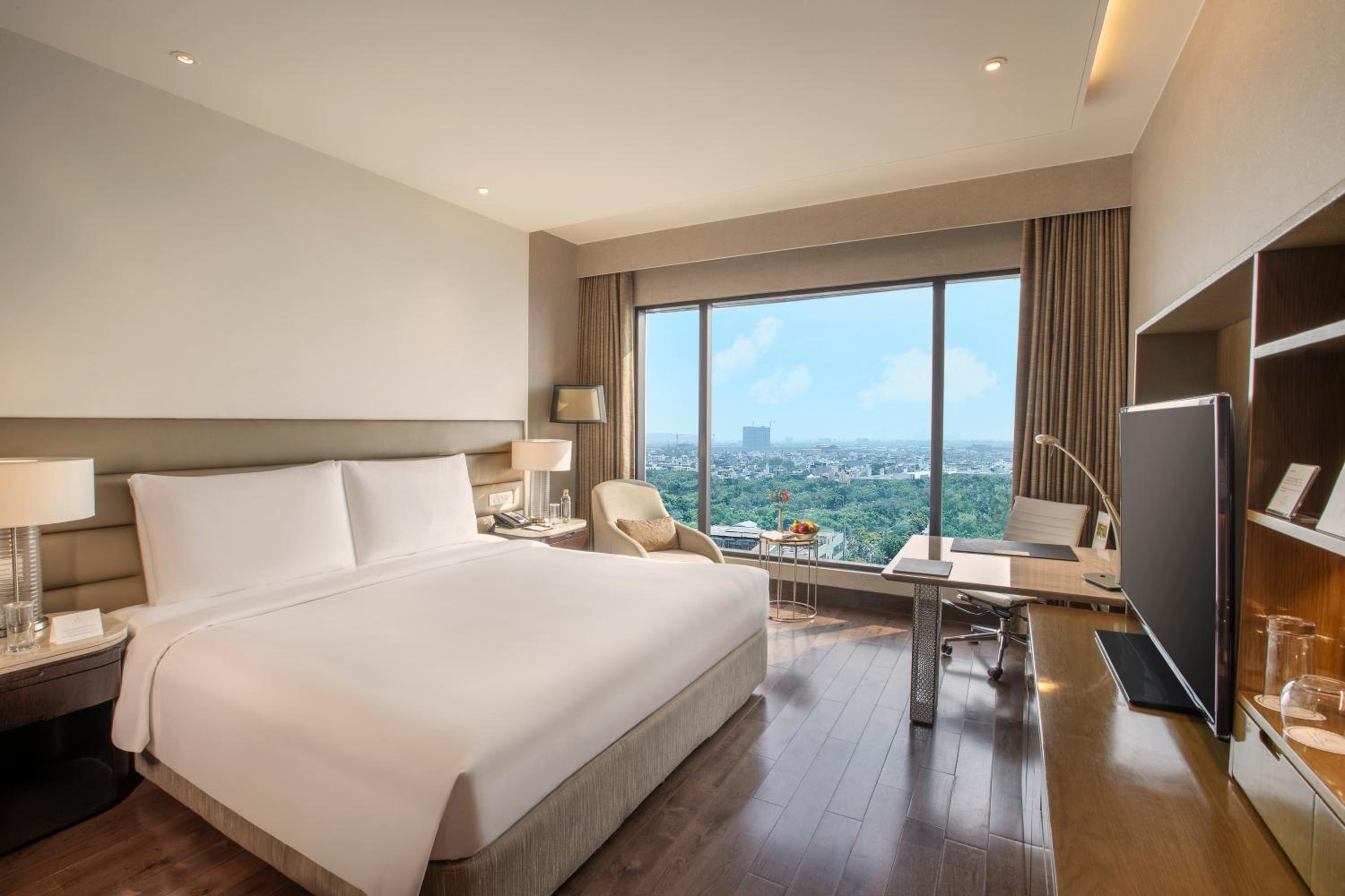 Deluxe Room with Bathtub - 10% savings on all hotel services thumbnail 5