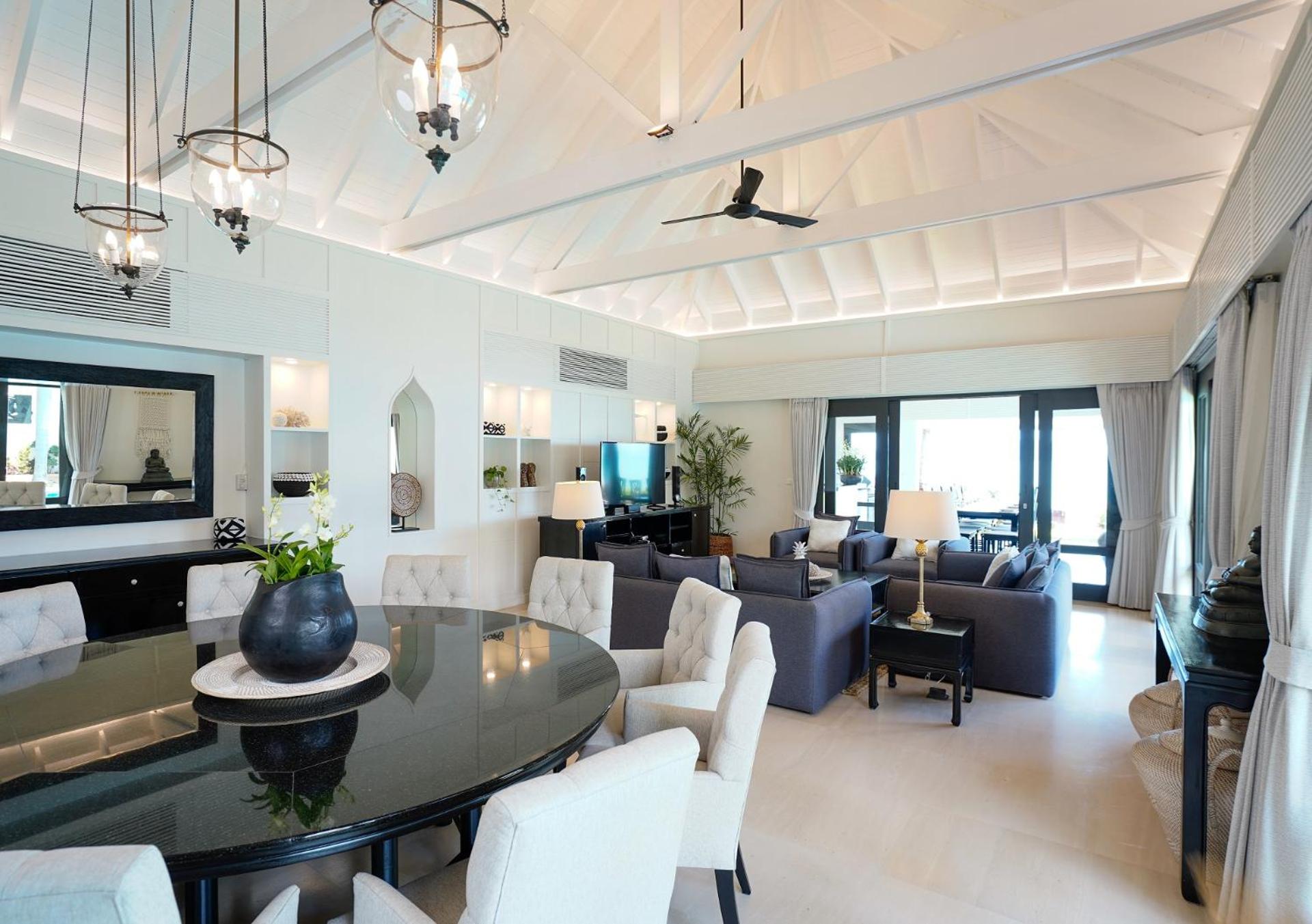 Five-Bedroom Beachfront Villa photo 1