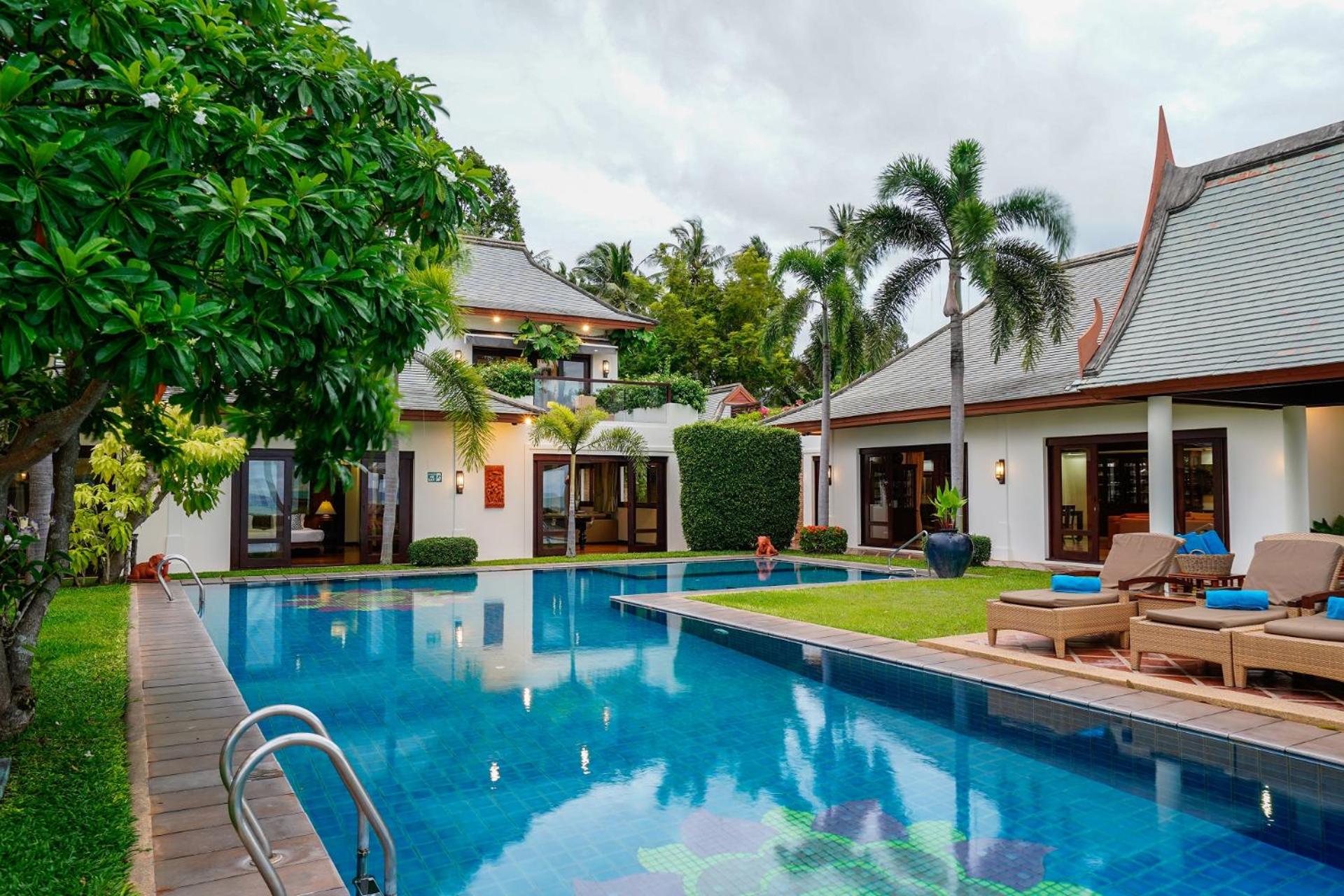 Six-Bedroom Beachfront Villa photo 3