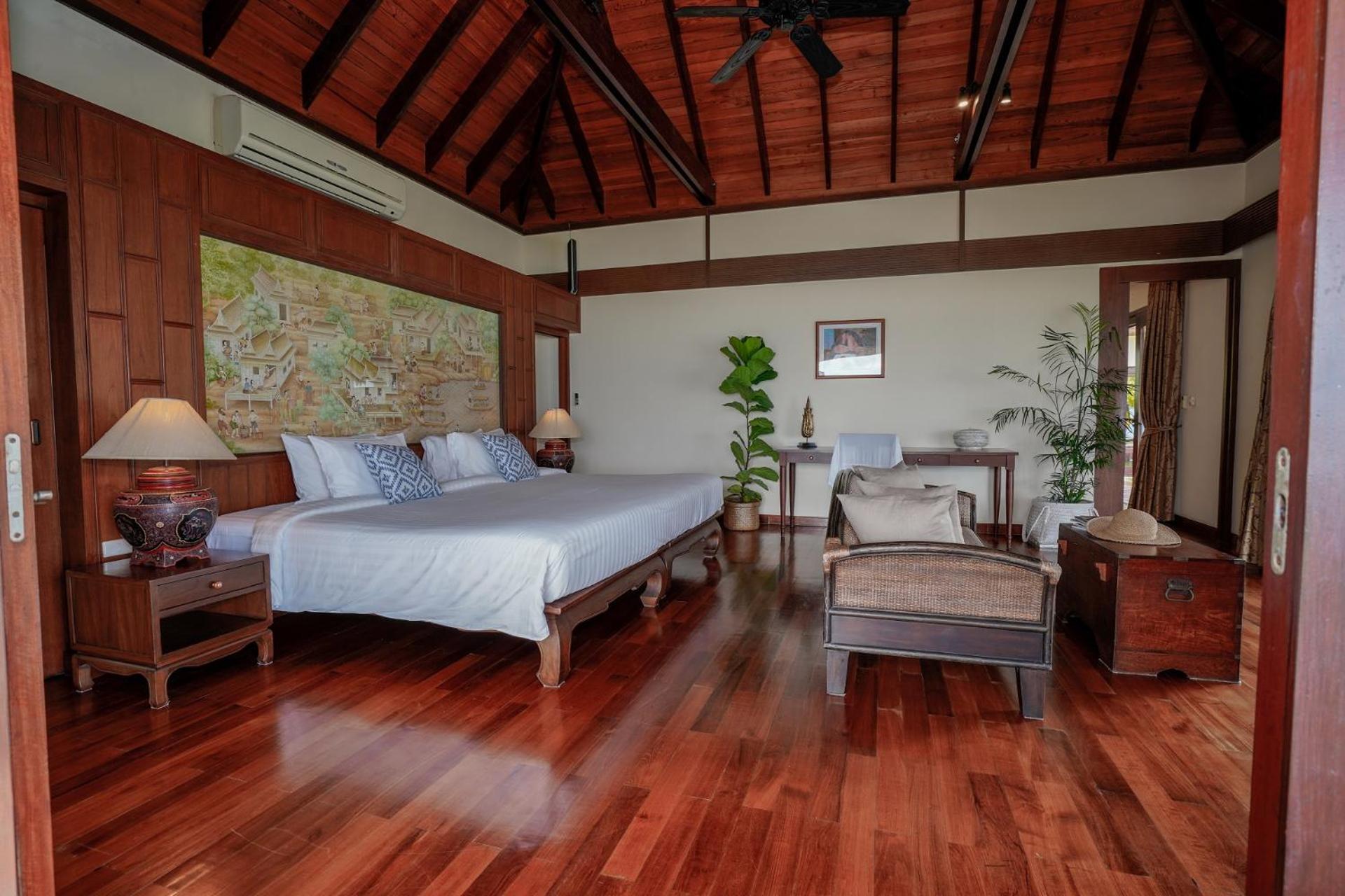Six-Bedroom Beachfront Villa photo 1
