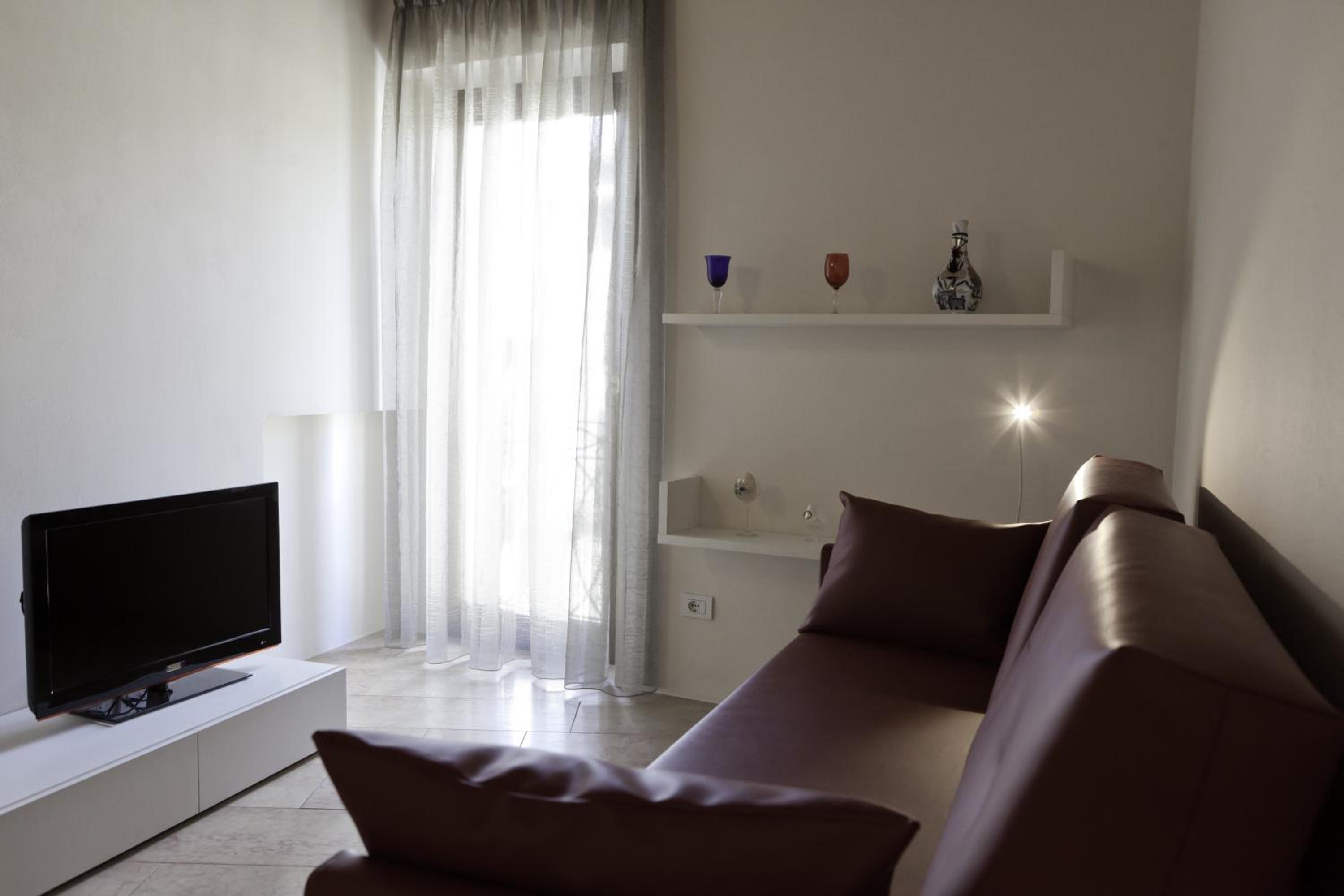 One-Bedroom Apartment with Balcony - Photo 2