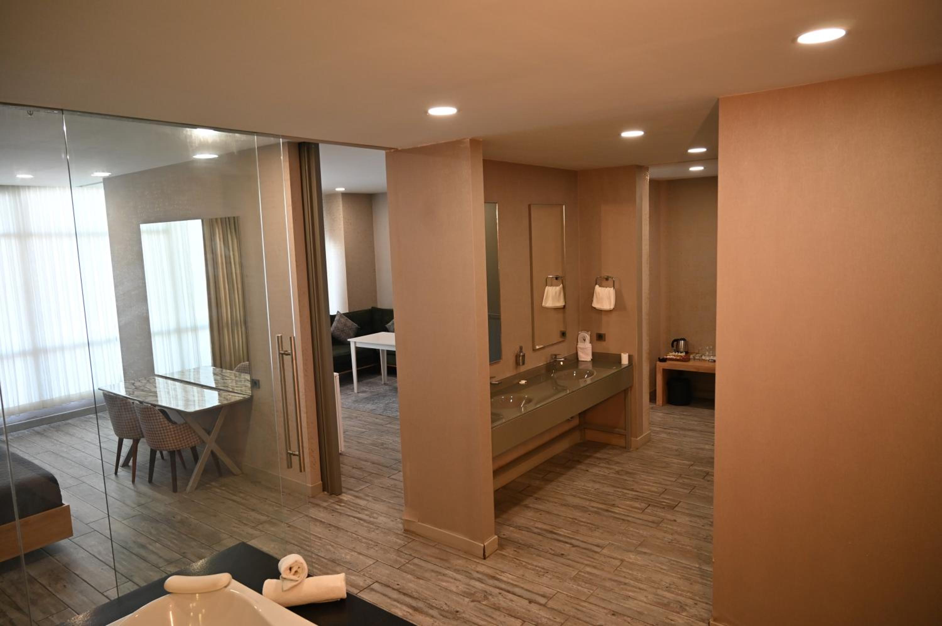 Suite with Spa Bath photo 2