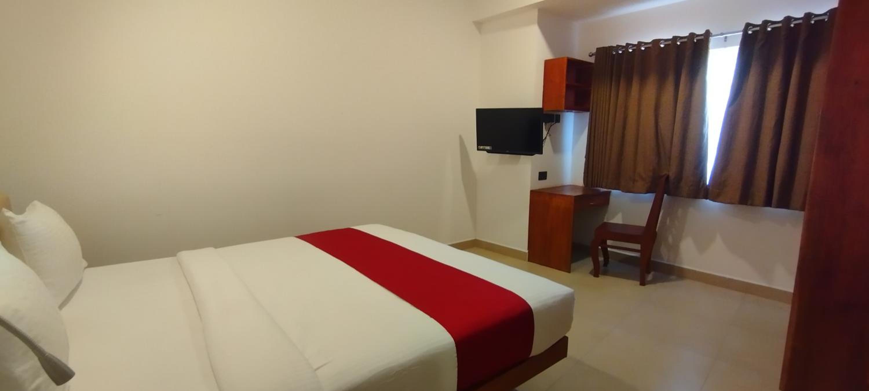 Deluxe Double Room (2 Adults + 1 Child) - Photo 2