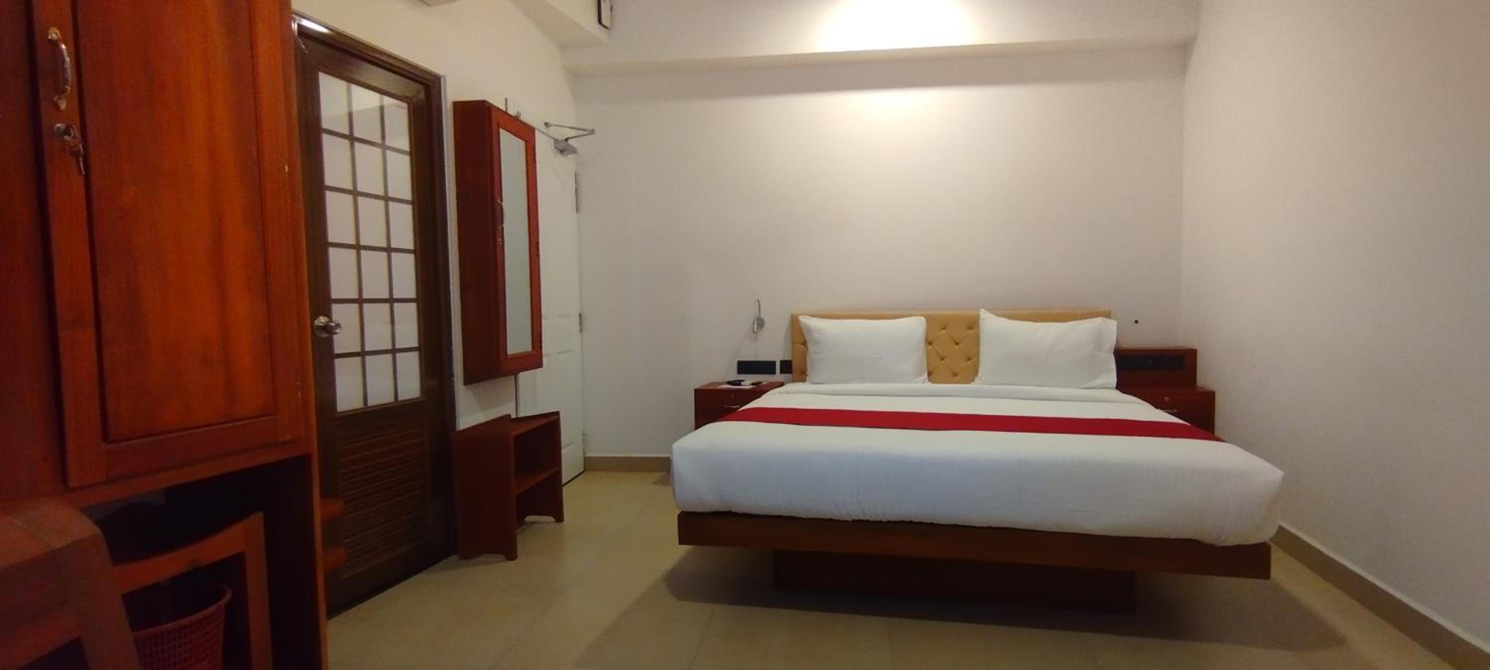 Deluxe Double Room (2 Adults + 1 Child) - Photo 1