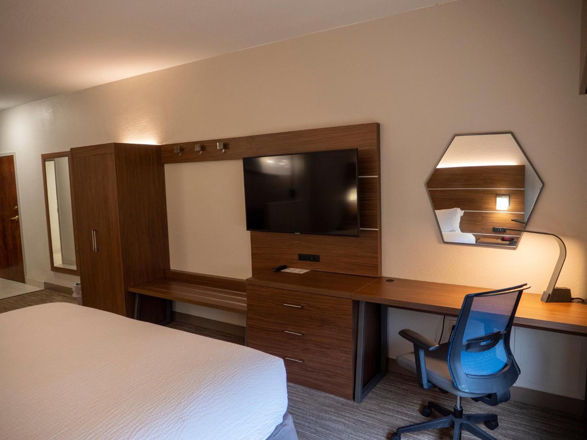 Standard King Room - Photo 5