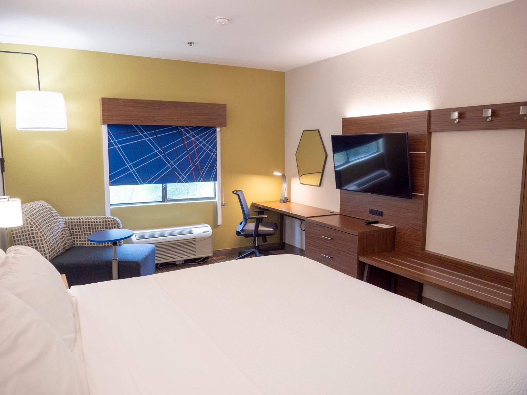 Standard King Room - Photo 3