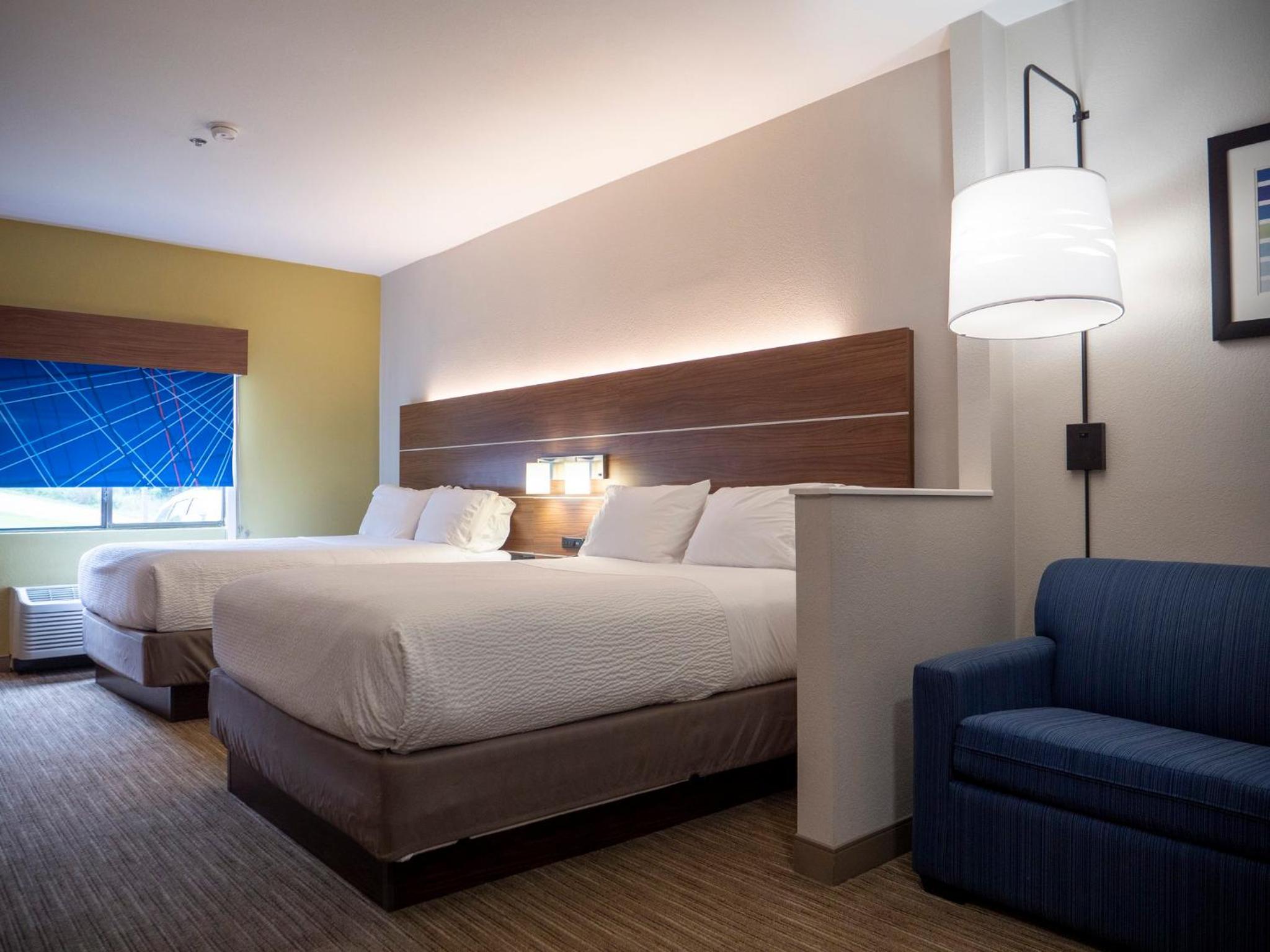 Standard Queen Room with Two Queen Beds and Mobility Accessible Tub - Photo 20