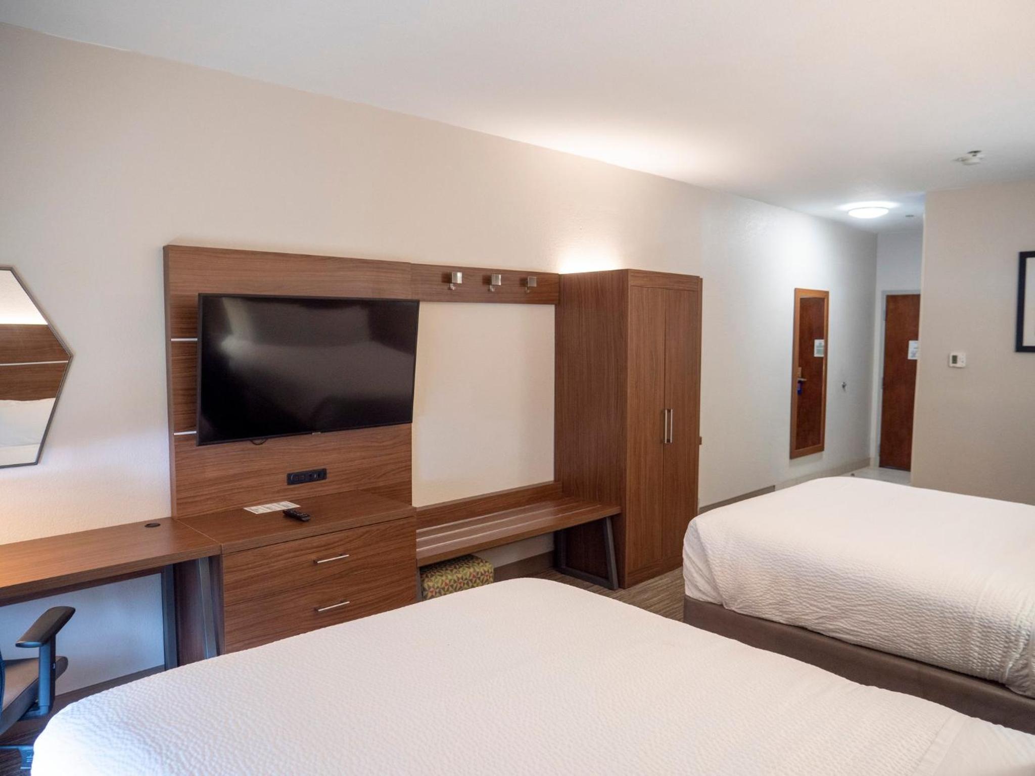 Standard Queen Room with Sofa Bed - Photo 20