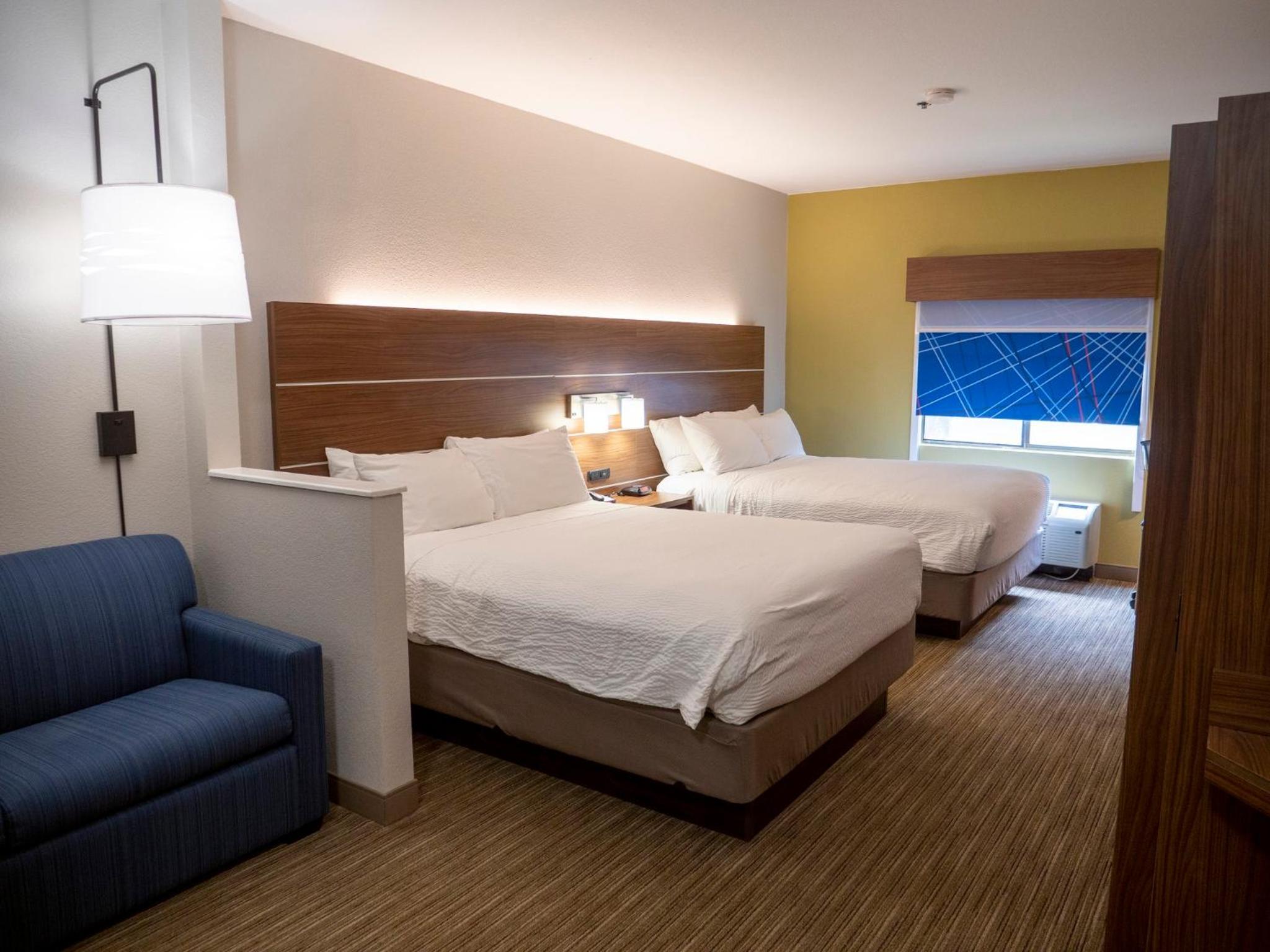 Standard Queen Room with Sofa Bed - Photo 9