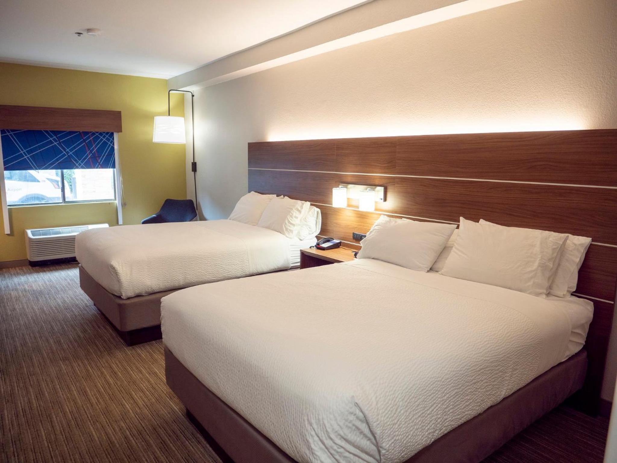 Standard Room with Two Queen Beds - Photo 15