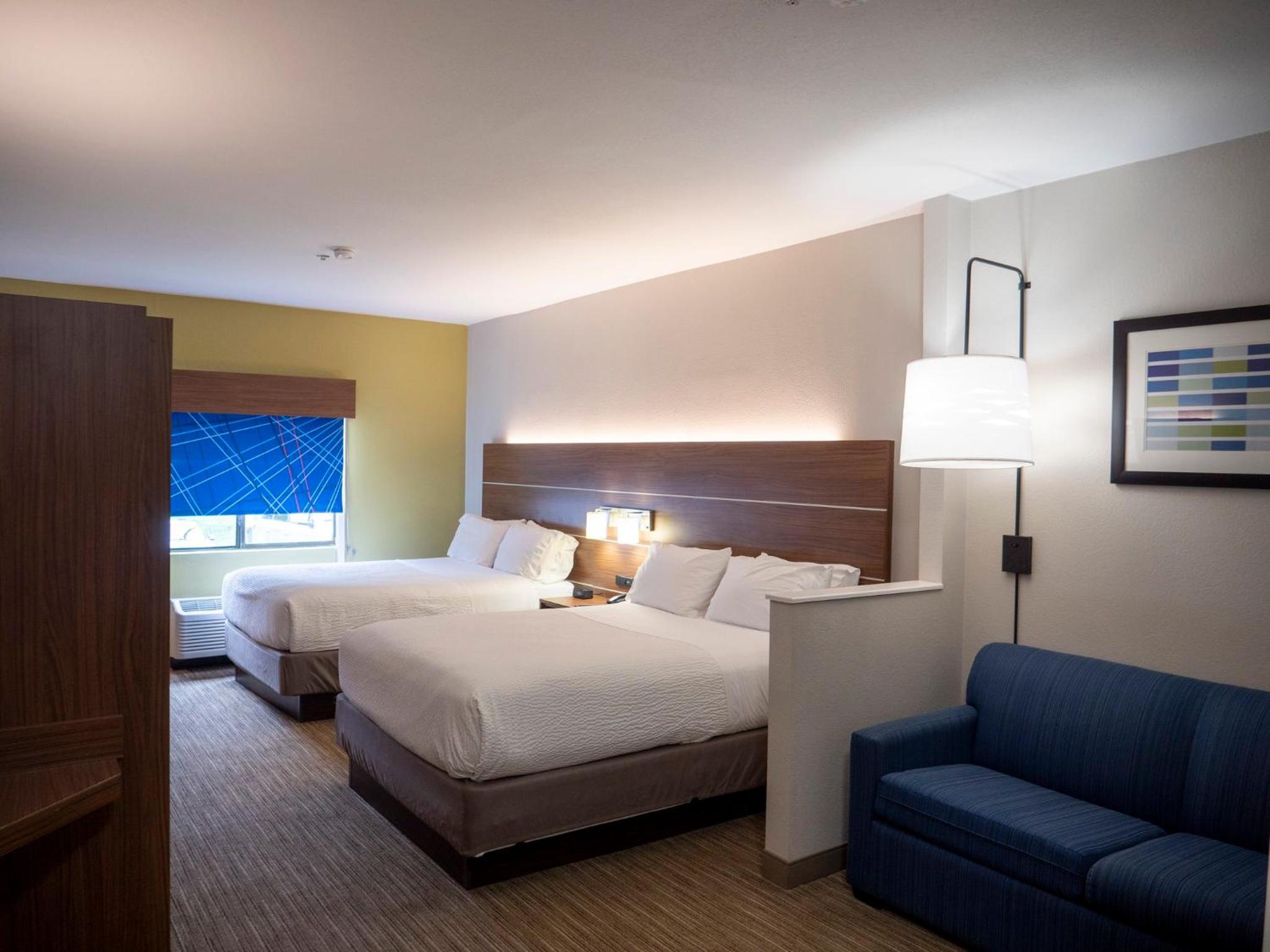 Standard Queen Room with Sofa Bed - Photo 6