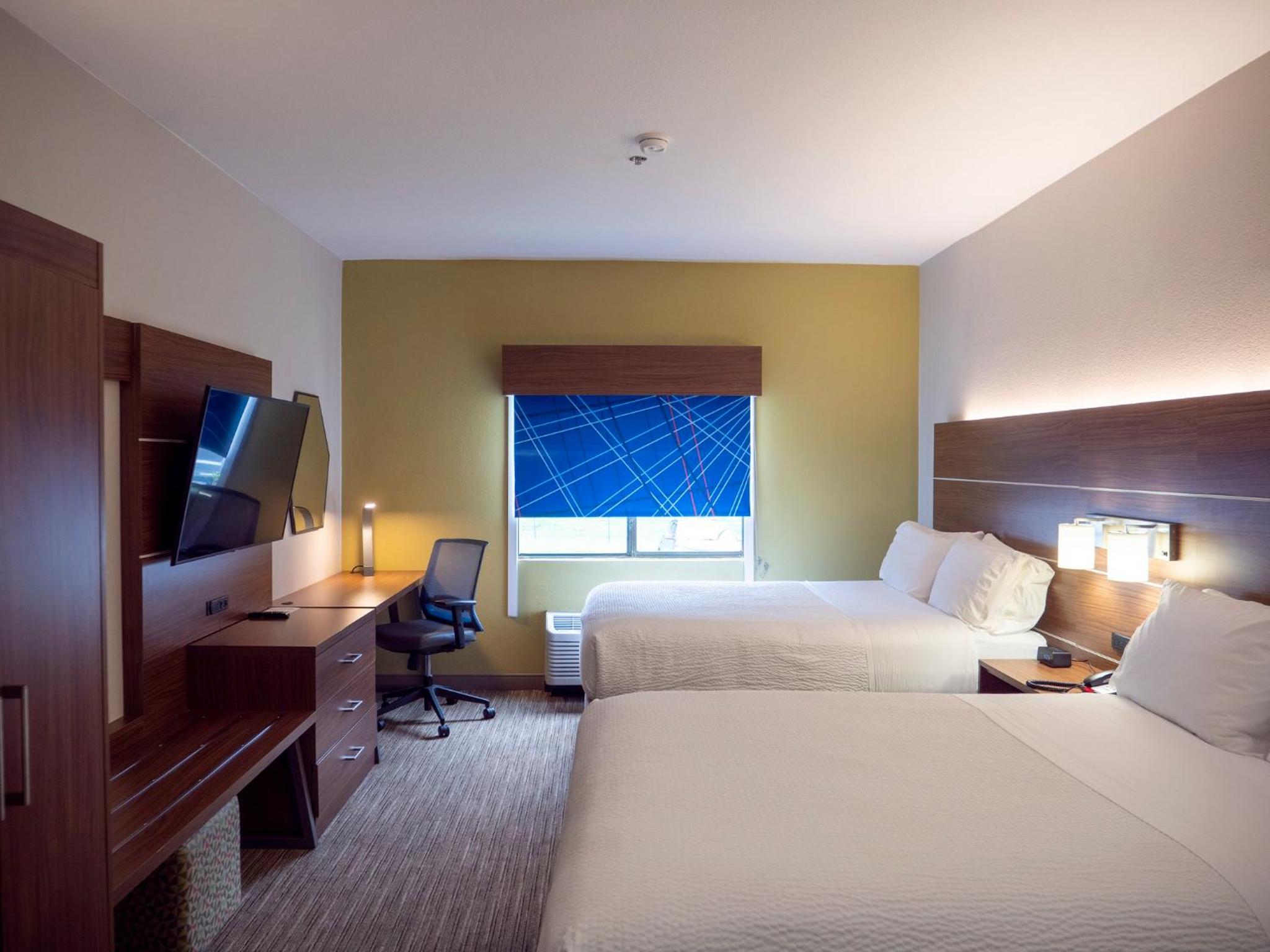 Standard Queen Room with Sofa Bed - Photo 21