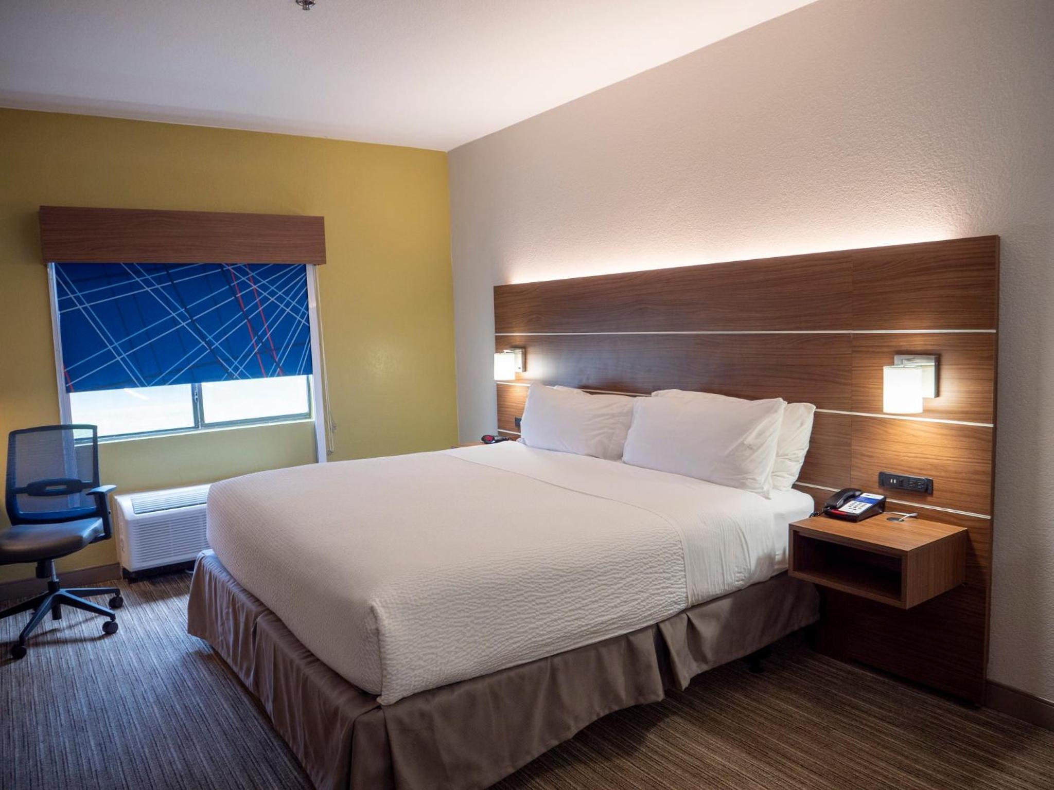Standard King Room with Mobility Accessible Tub - Photo 3