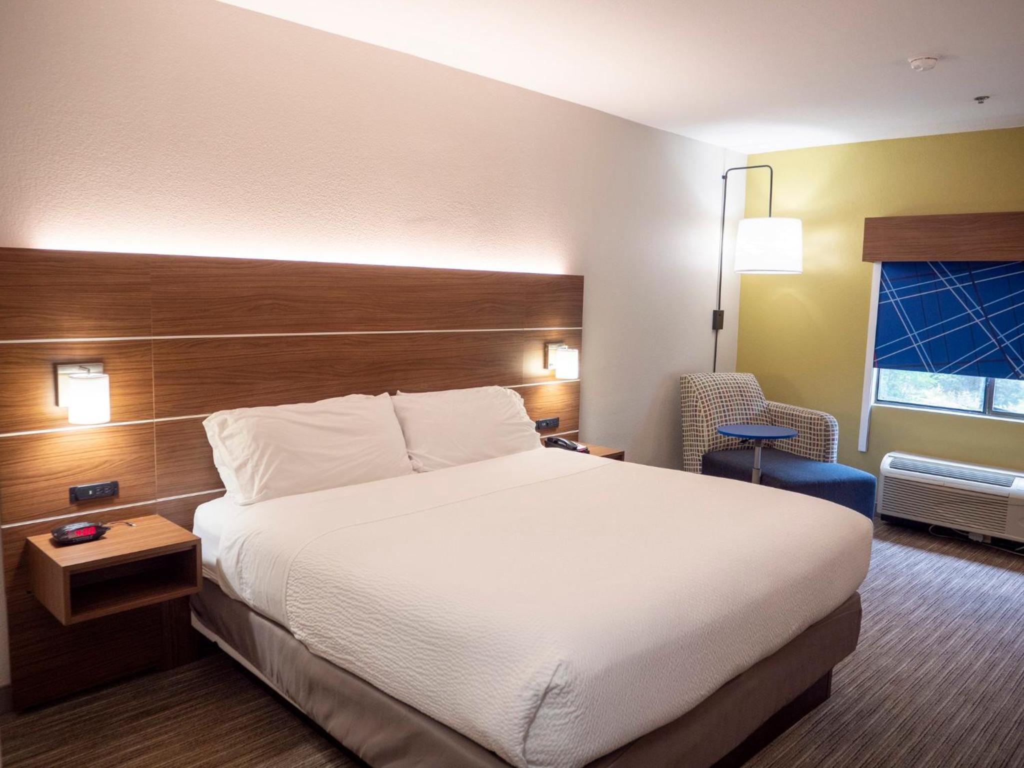 Standard King Room - Photo 6