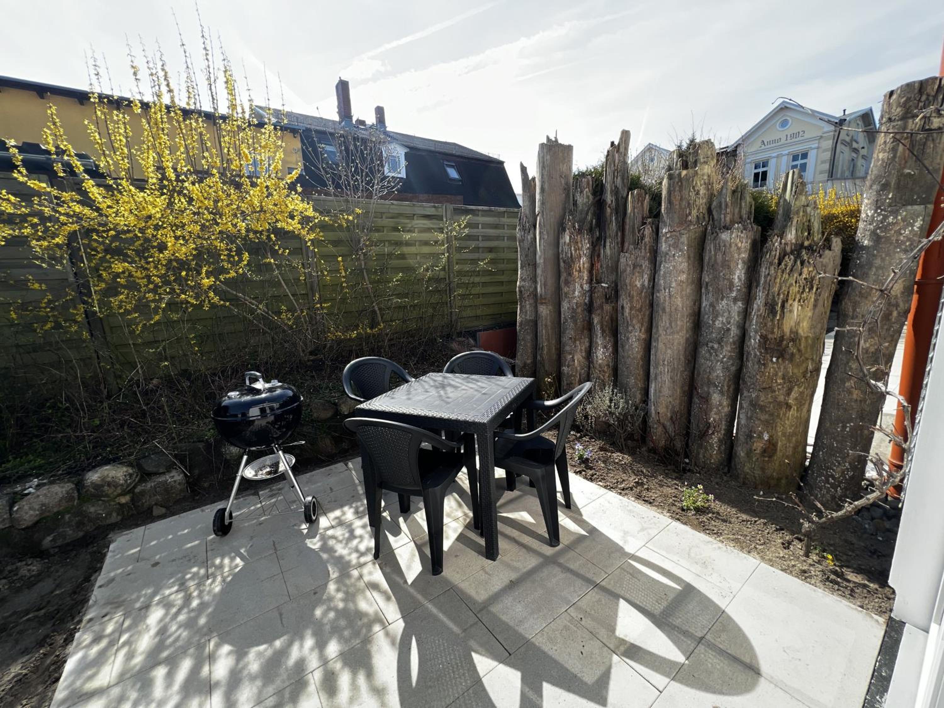 Apartment with Terrace photo 2
