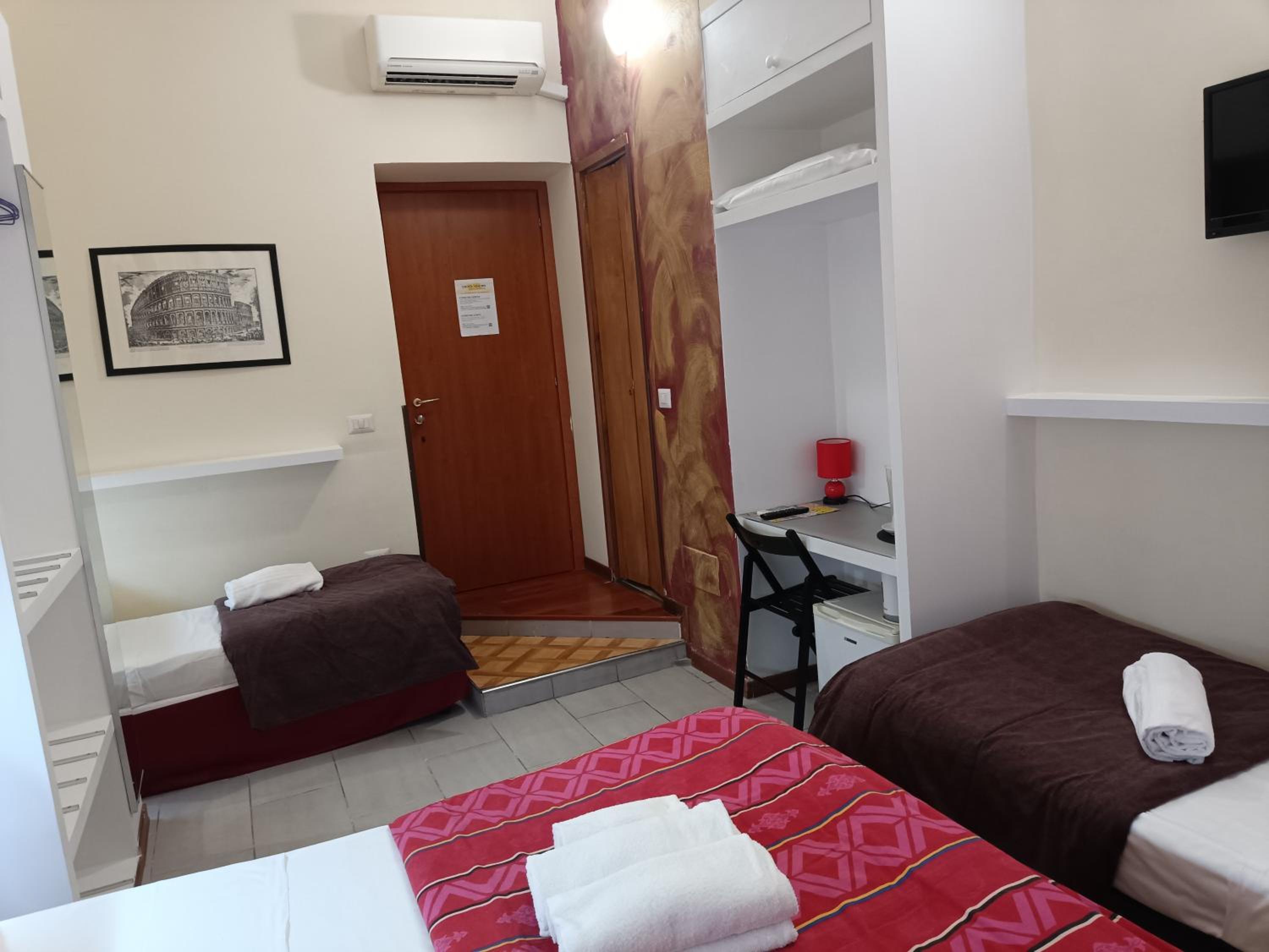 Budget Quadruple Room photo 3