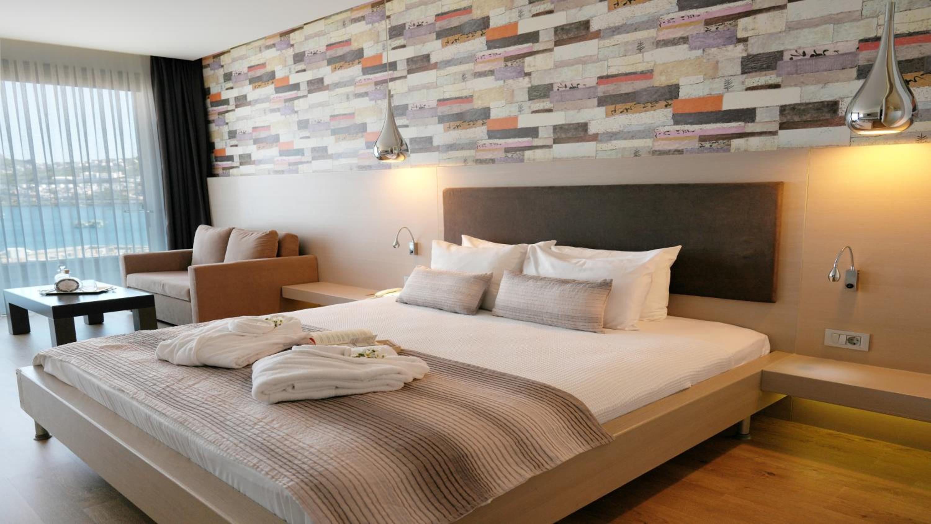Deluxe Room - Photo 13