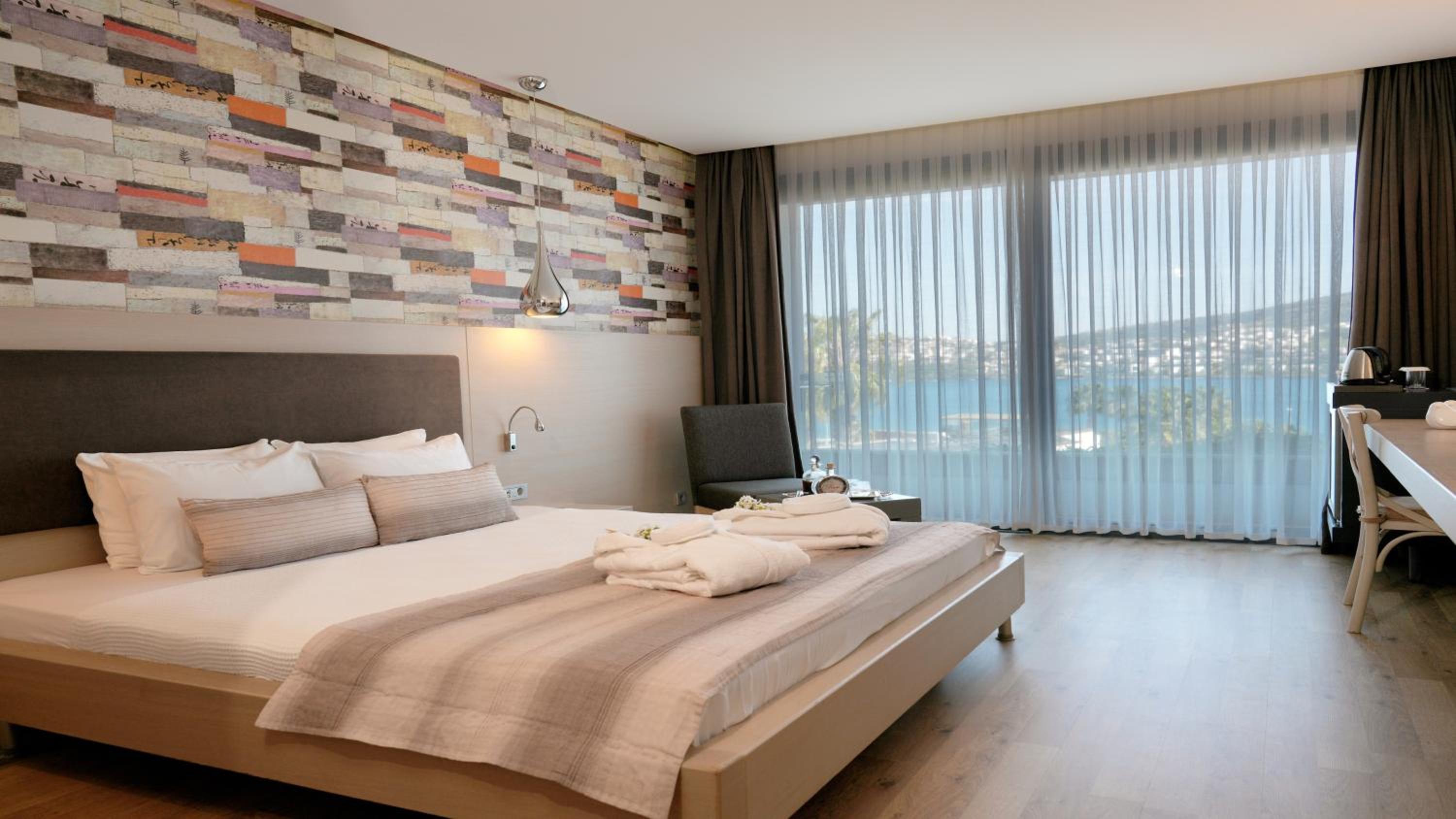 Deluxe Room - Photo 12