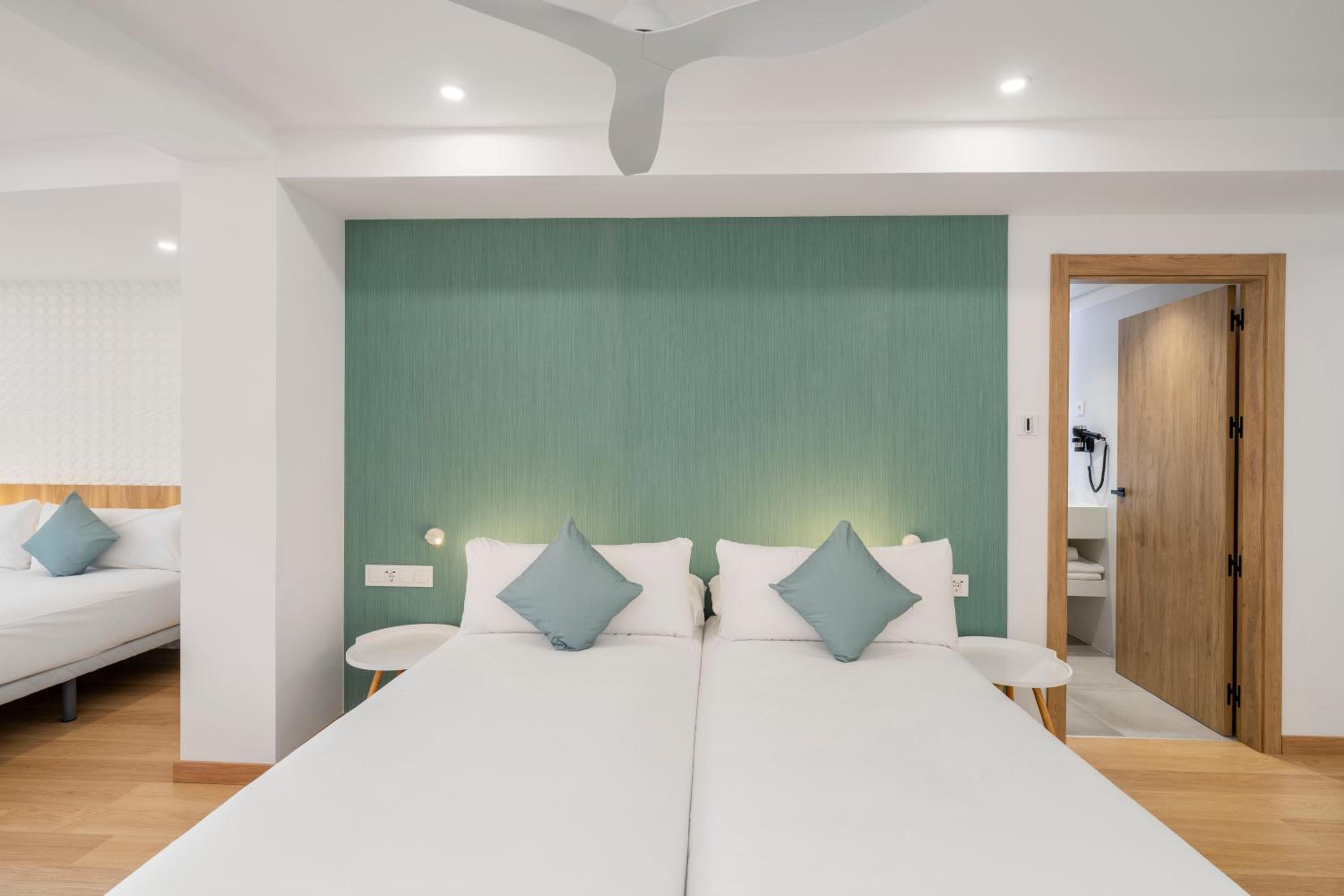 Superior Quadruple Room photo 3