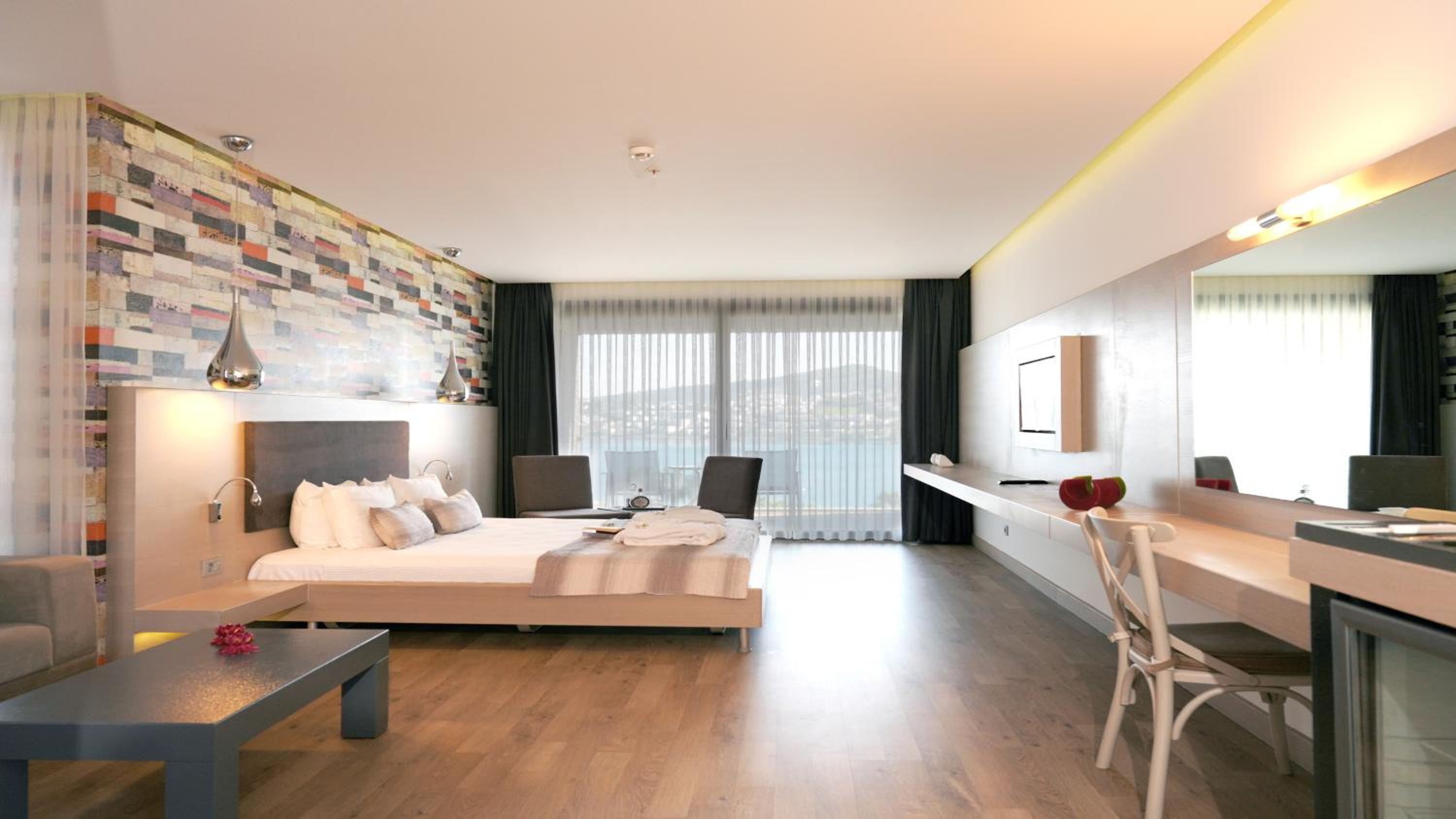 Deluxe Suite with Sea View - Photo 14