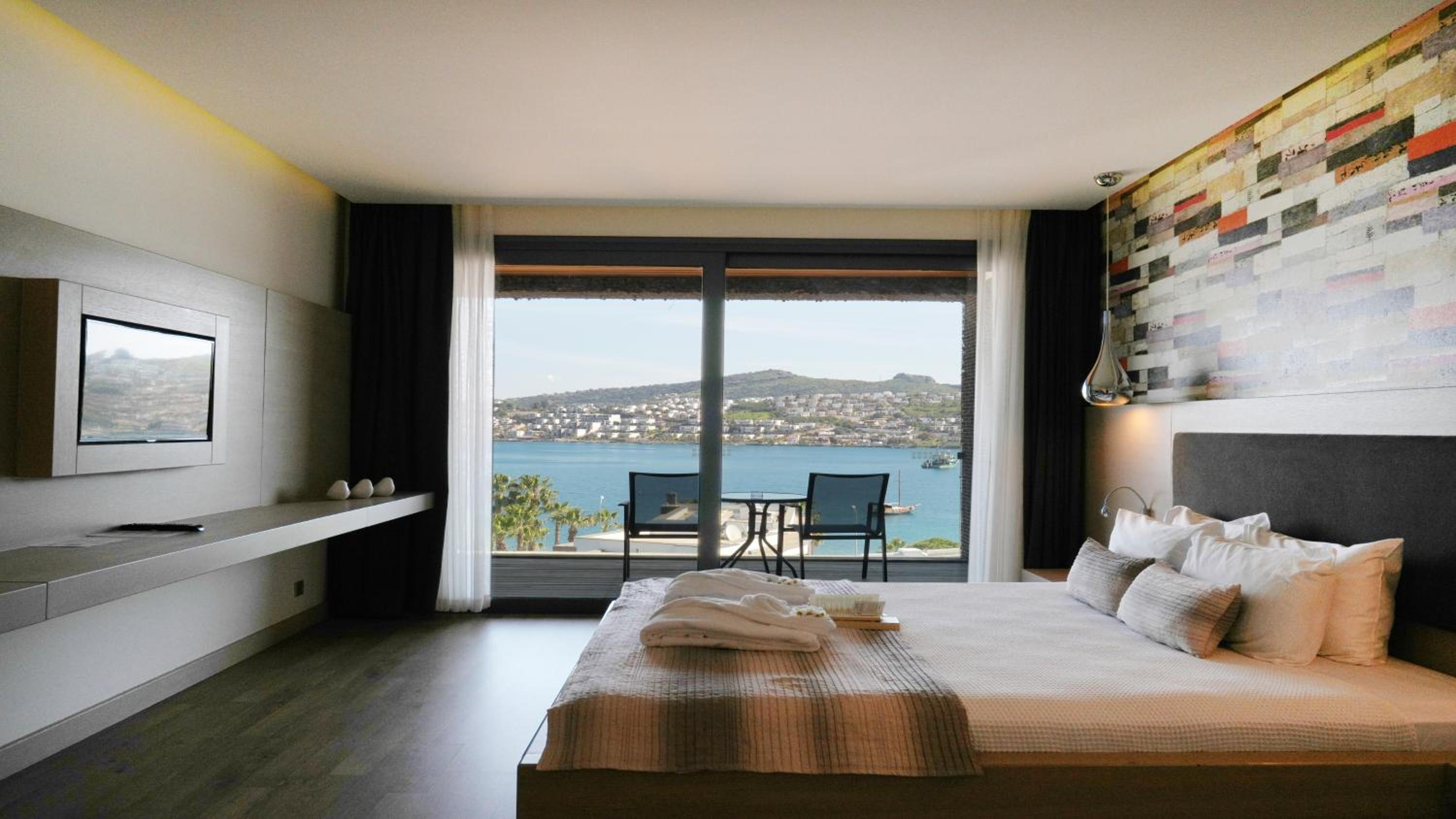 Deluxe Suite with Sea View - Photo 15