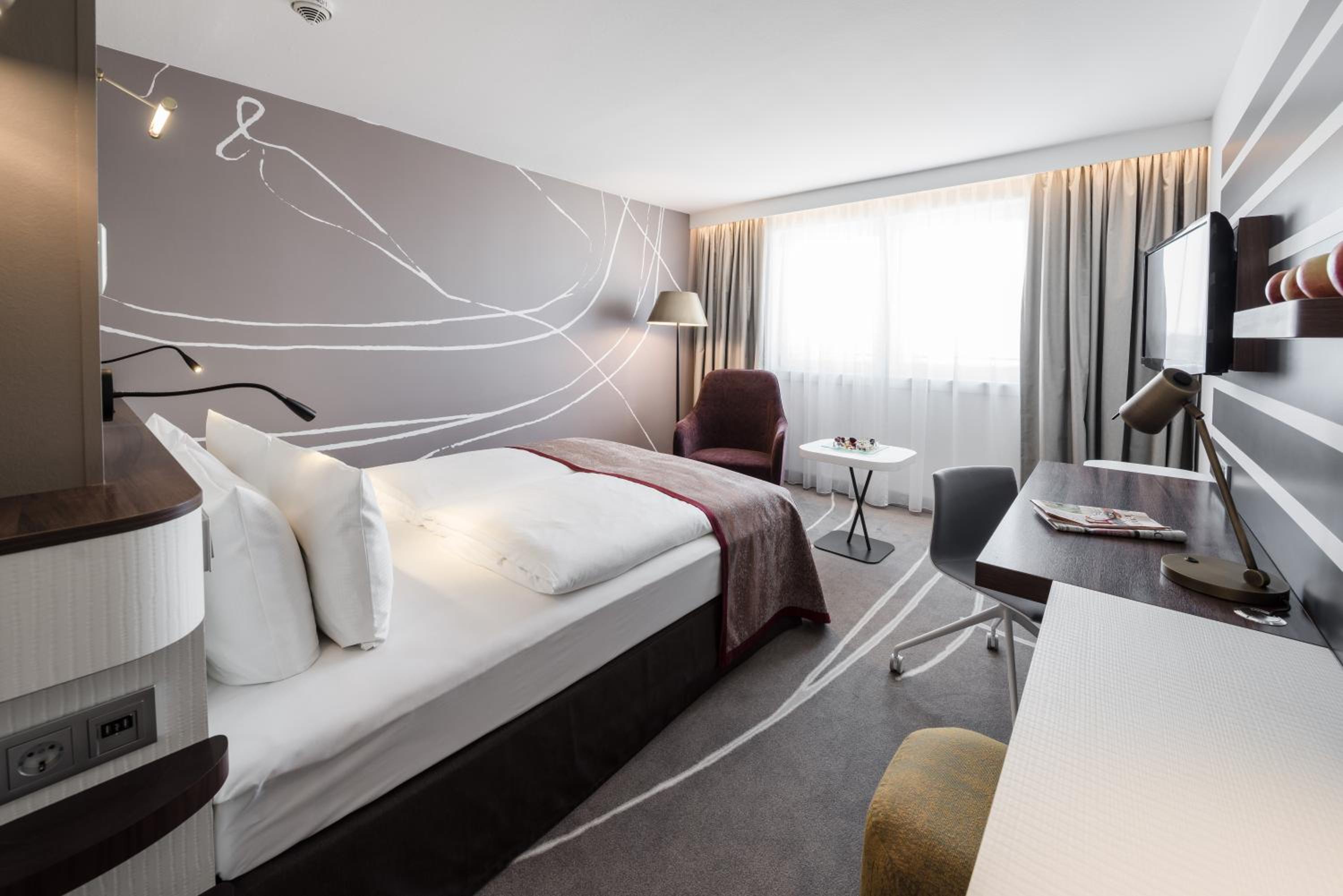 Premium Queen Room with City View - Photo 6
